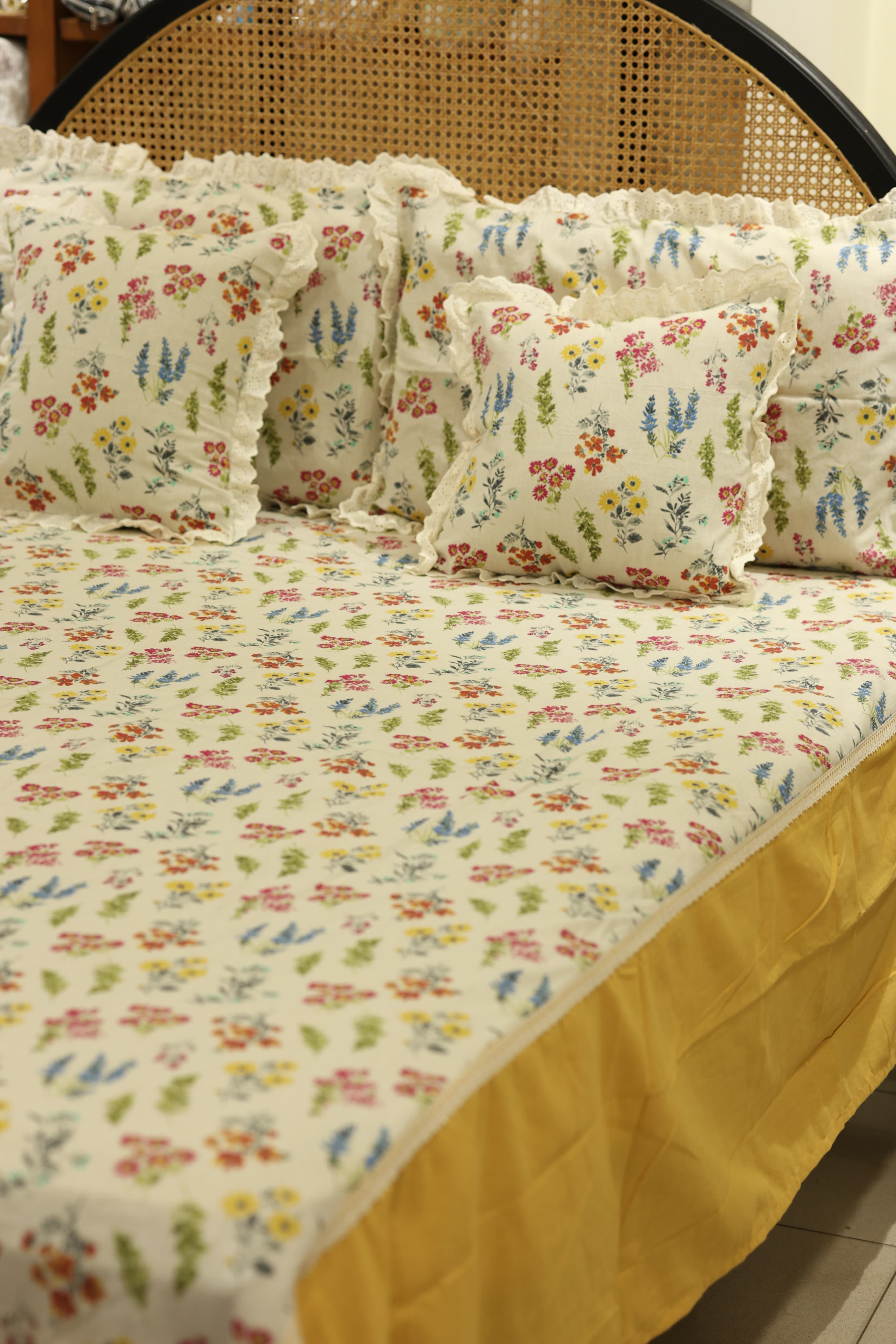Bedsheets - Premium King floral printed lace bedsheet with cushion covers bud