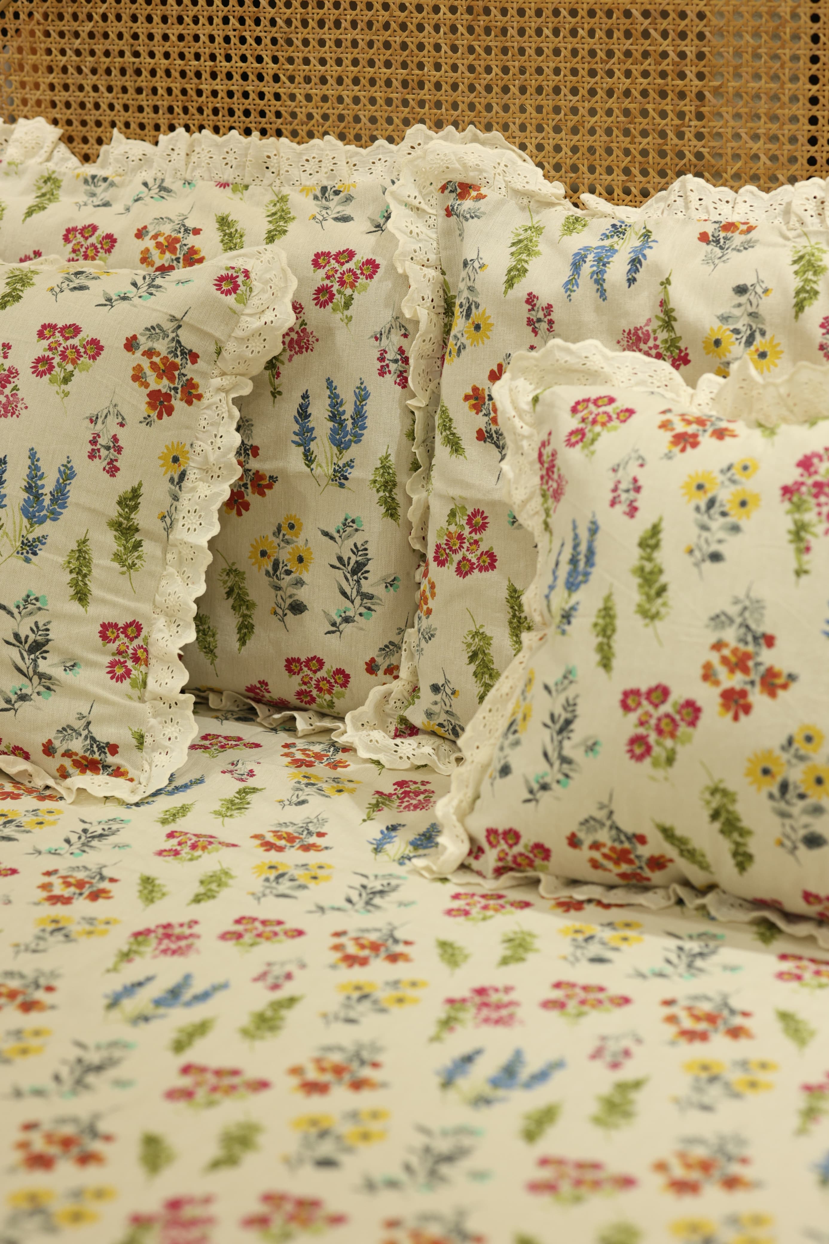 Bedsheets - Premium King floral printed lace bedsheet with cushion covers bud