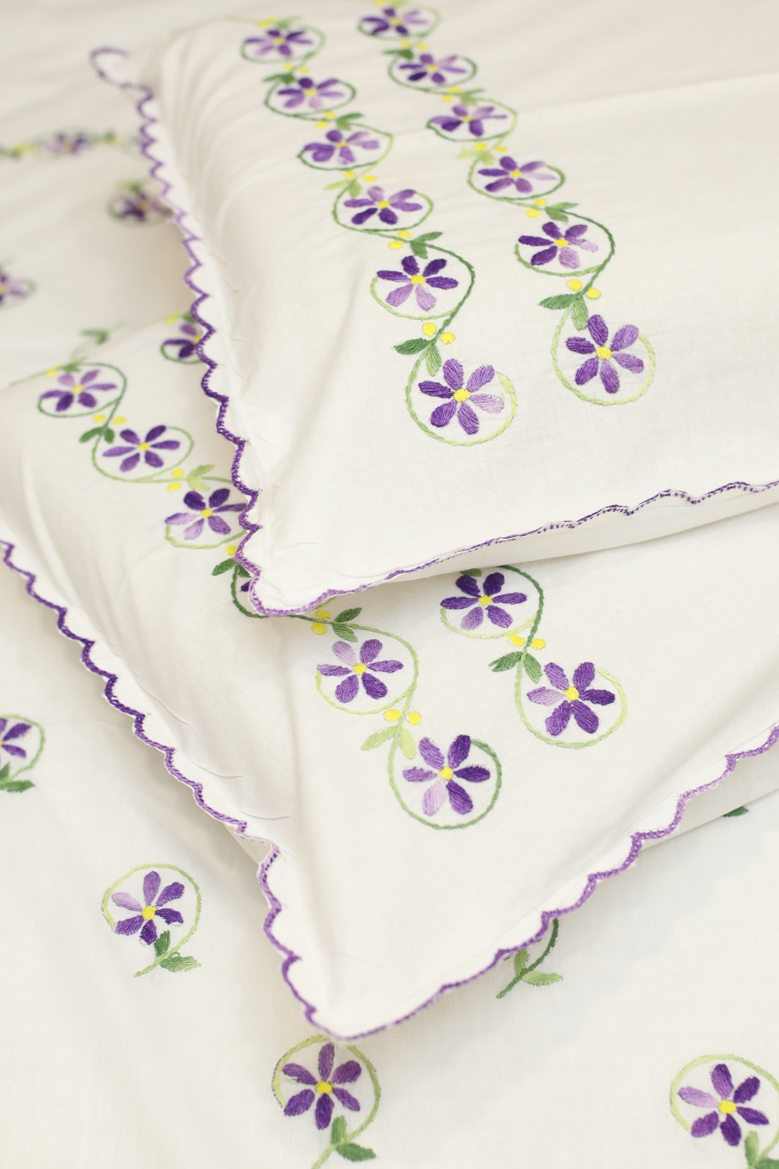Bedsheets:Queen premium hand embroidered bedsheets HEQ