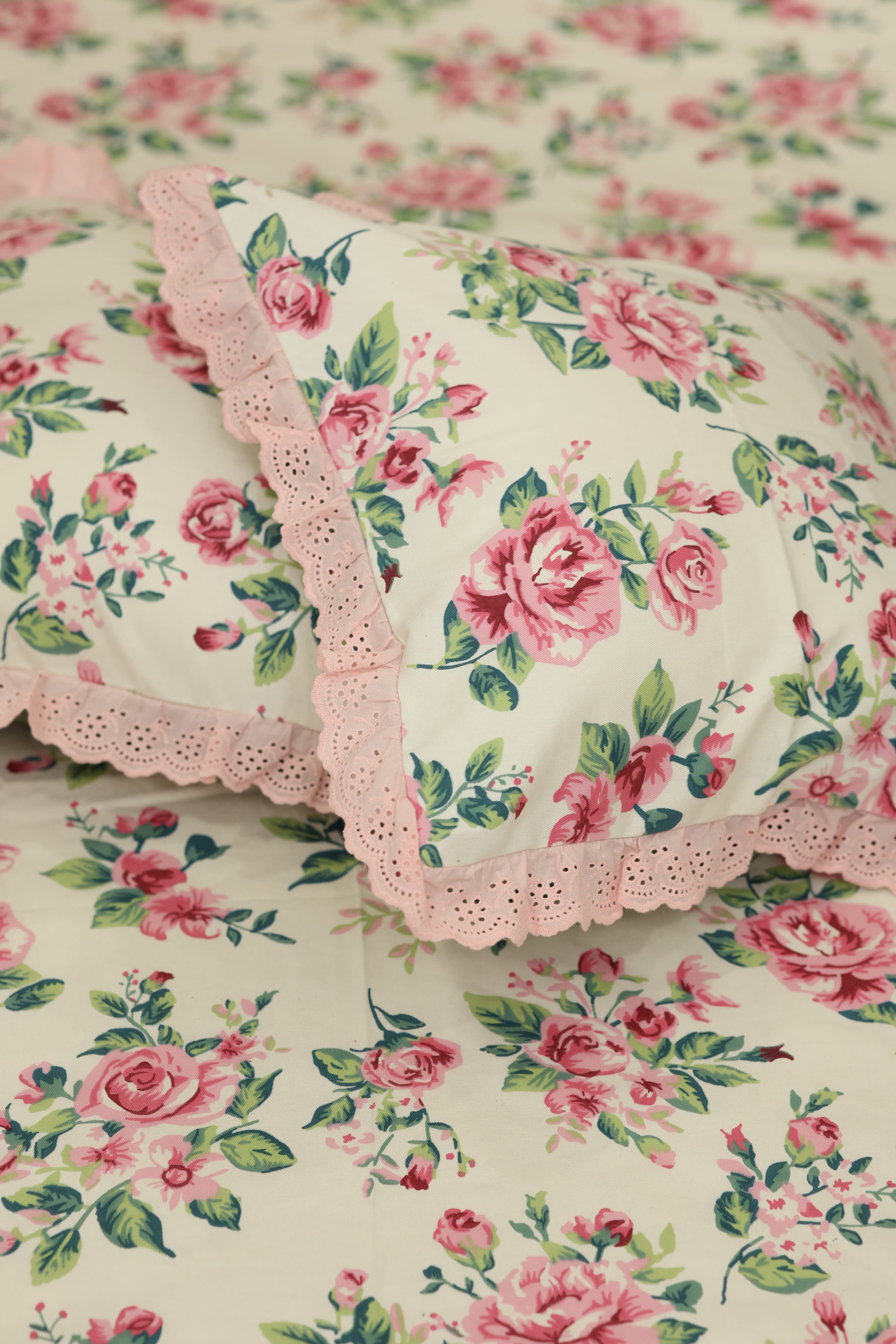 Bedsheets - Premium king floral printed lace bedsheet with cushion covers rose bud