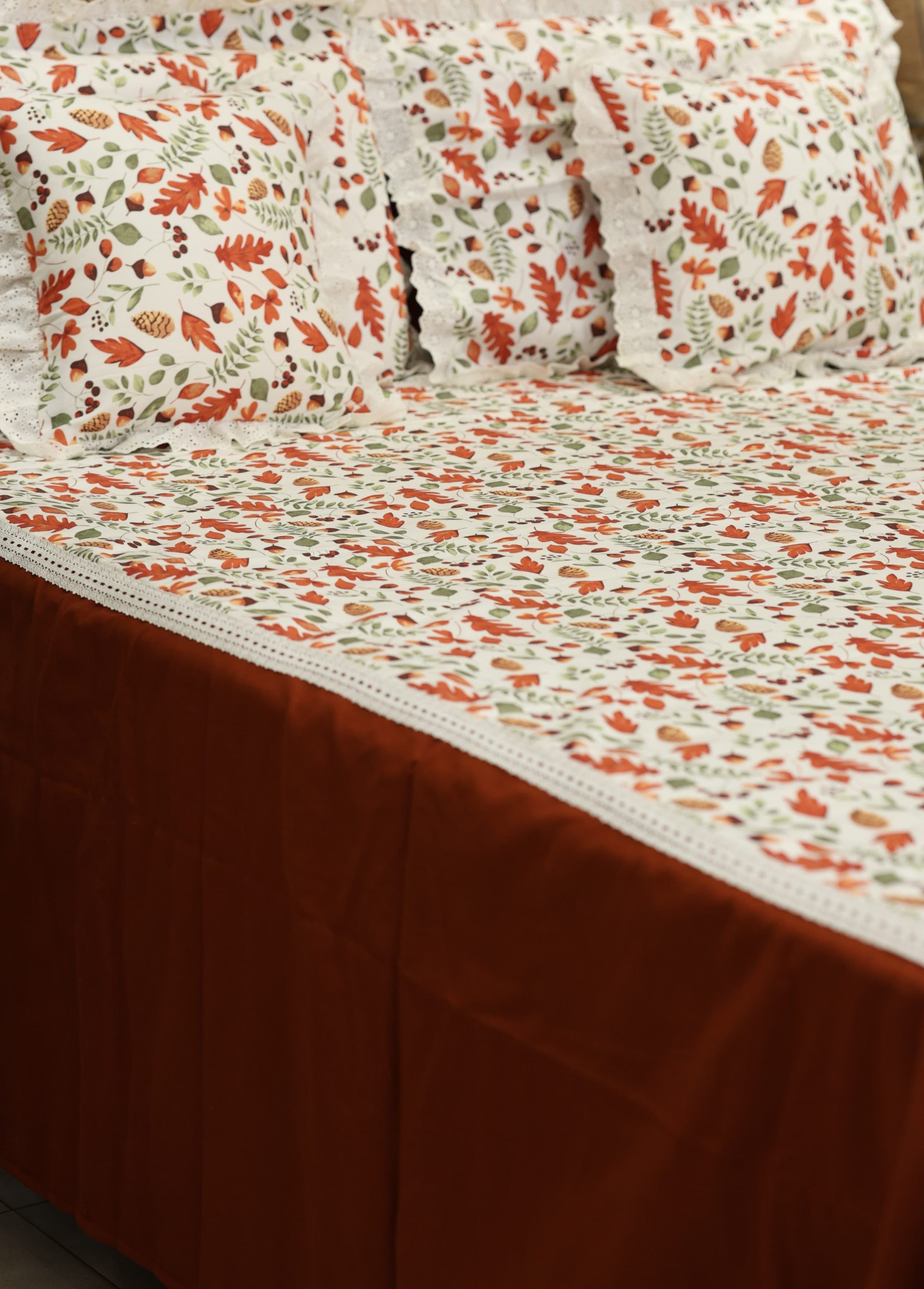 Bedsheets - Premium king floral printed lace bedsheet with cushion covers rose bud