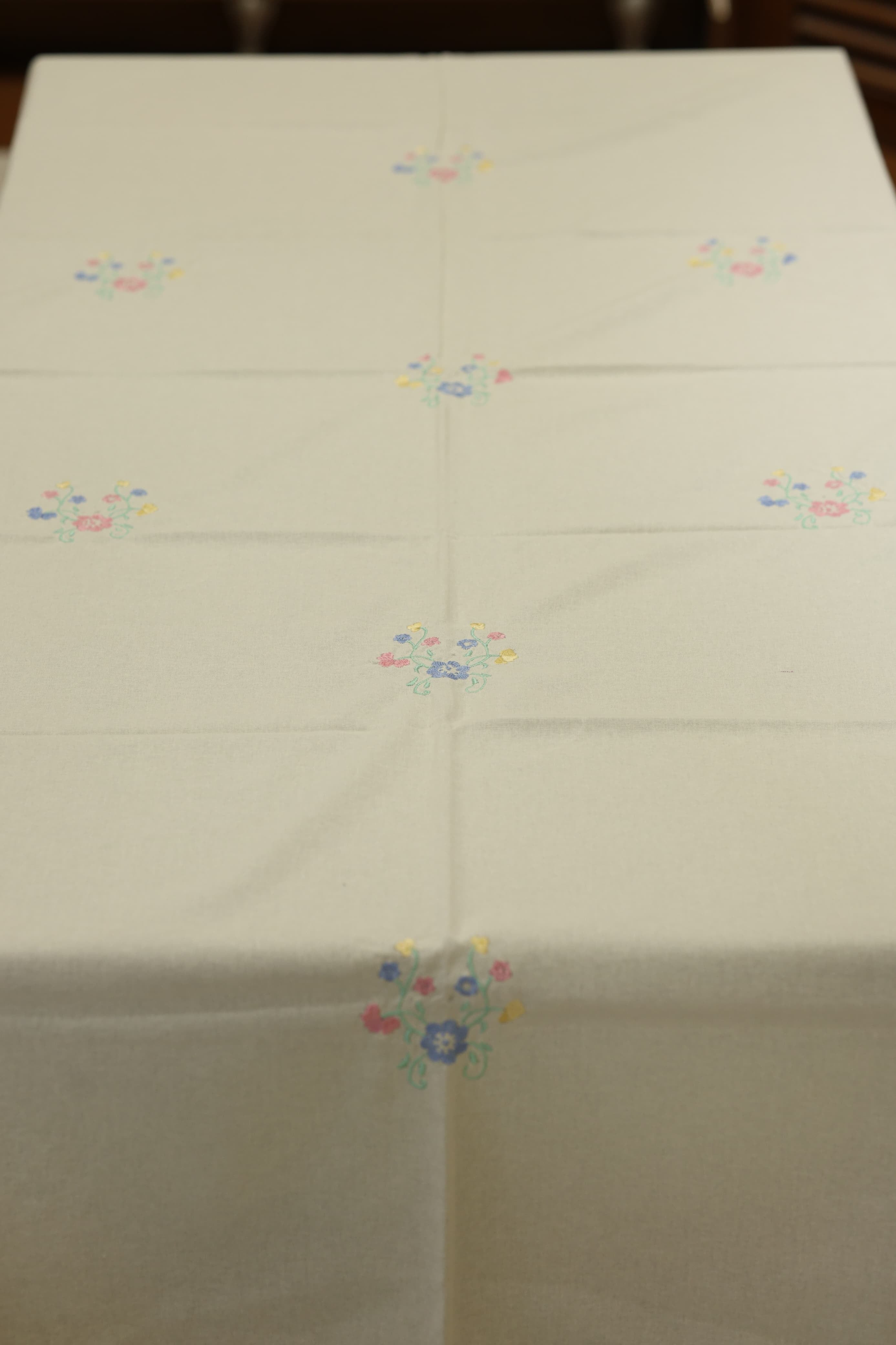 Table cloth - 6 seater embroidery