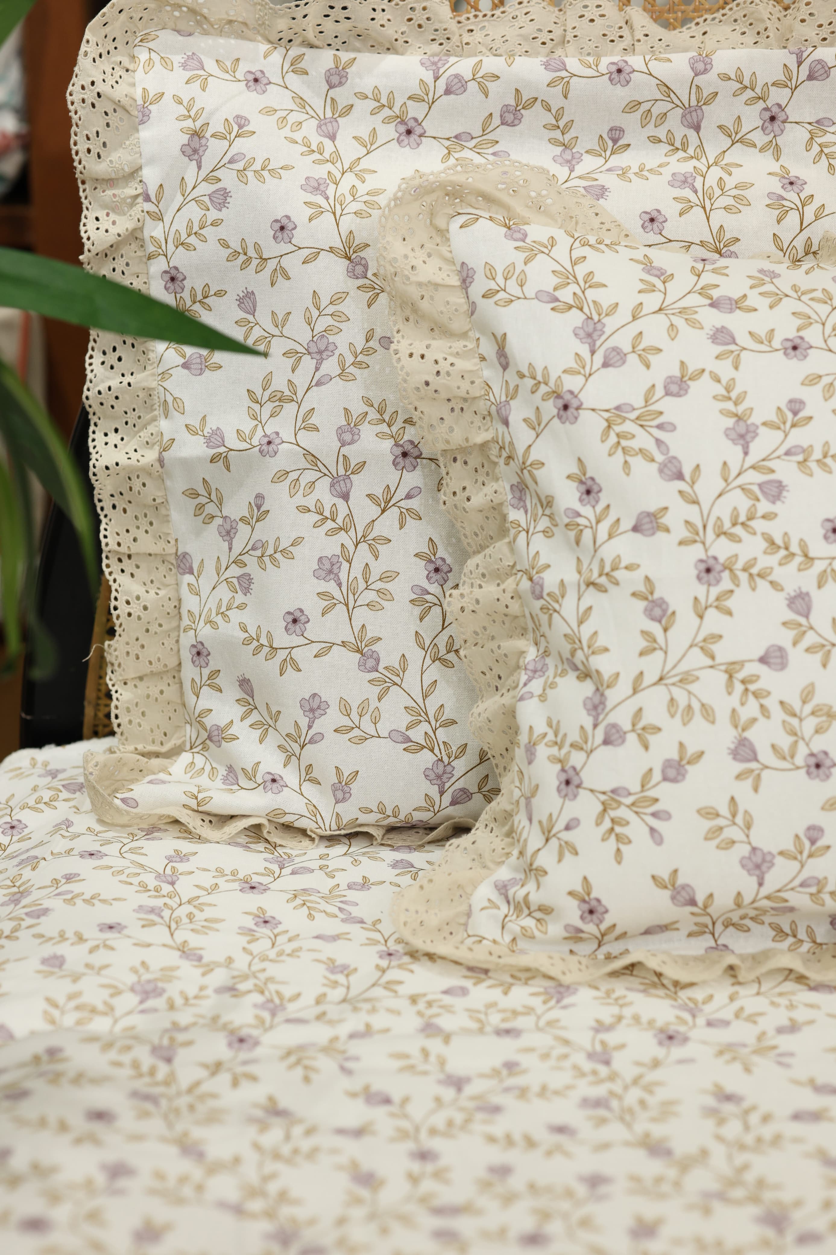 Bedsheets - Premium king floral printed lace bedsheet with cushion covers rose bud