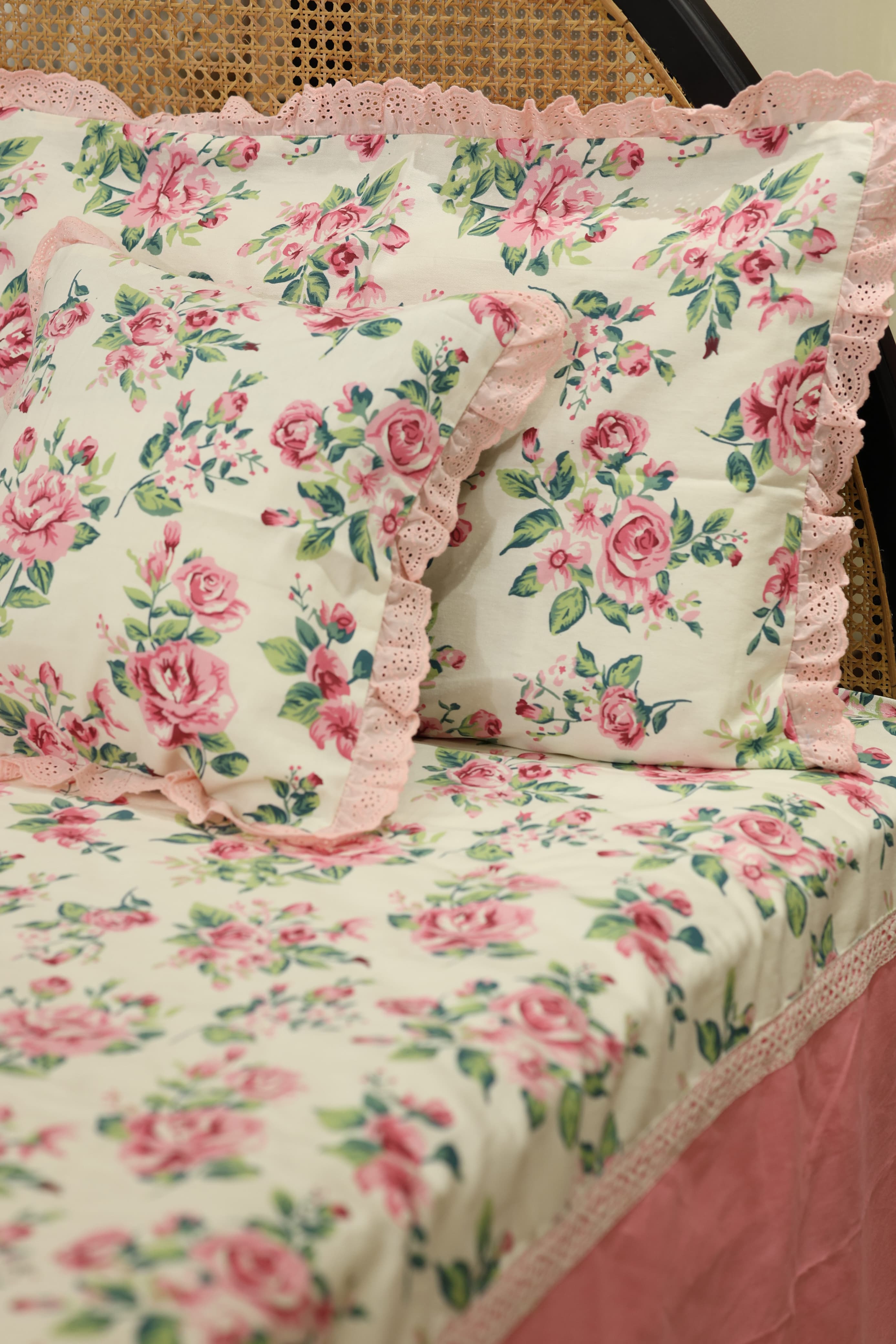 Bedsheets - Premium king floral printed lace bedsheet with cushion covers rose bud