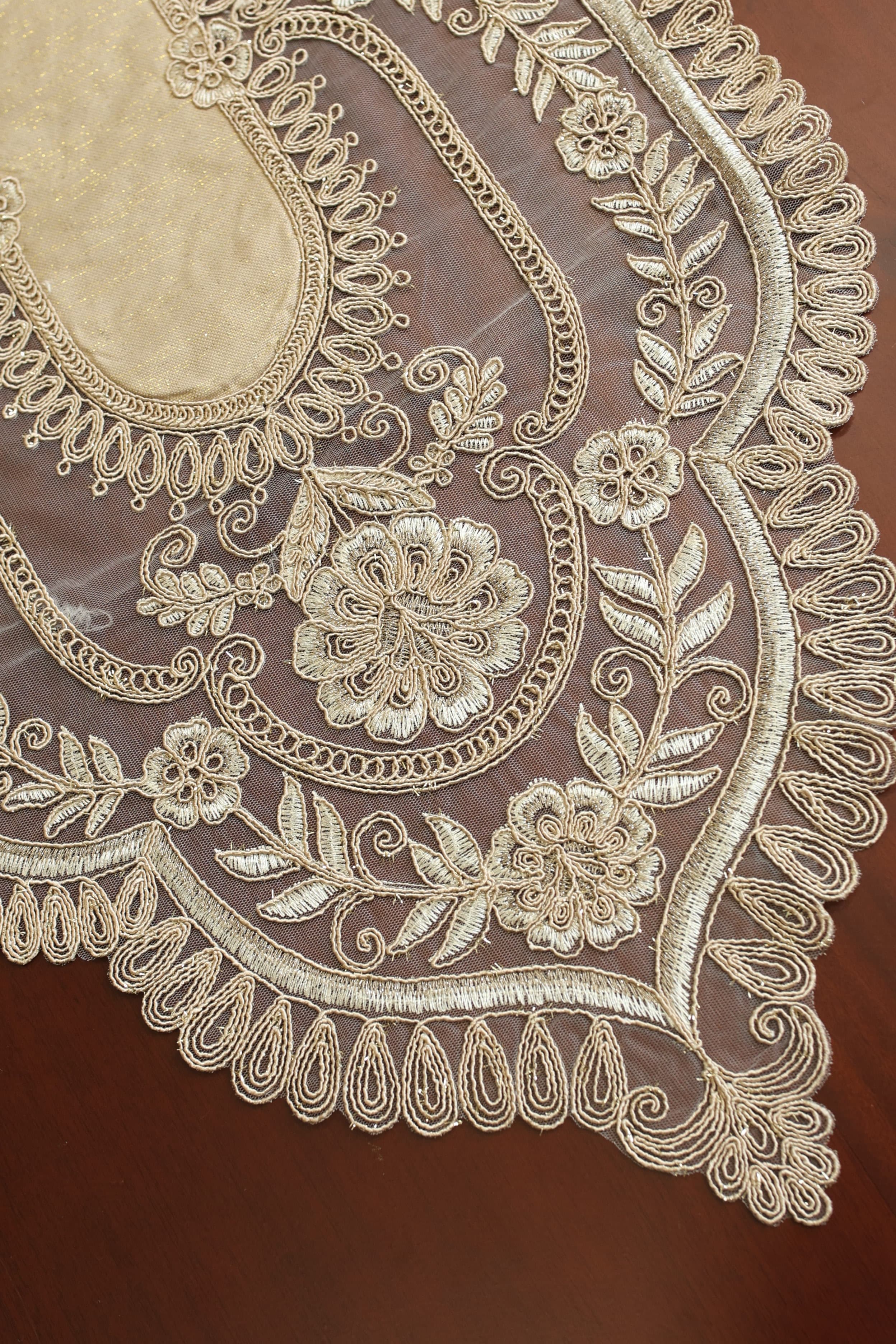 Teapoy Runner - Silky runner / table centre