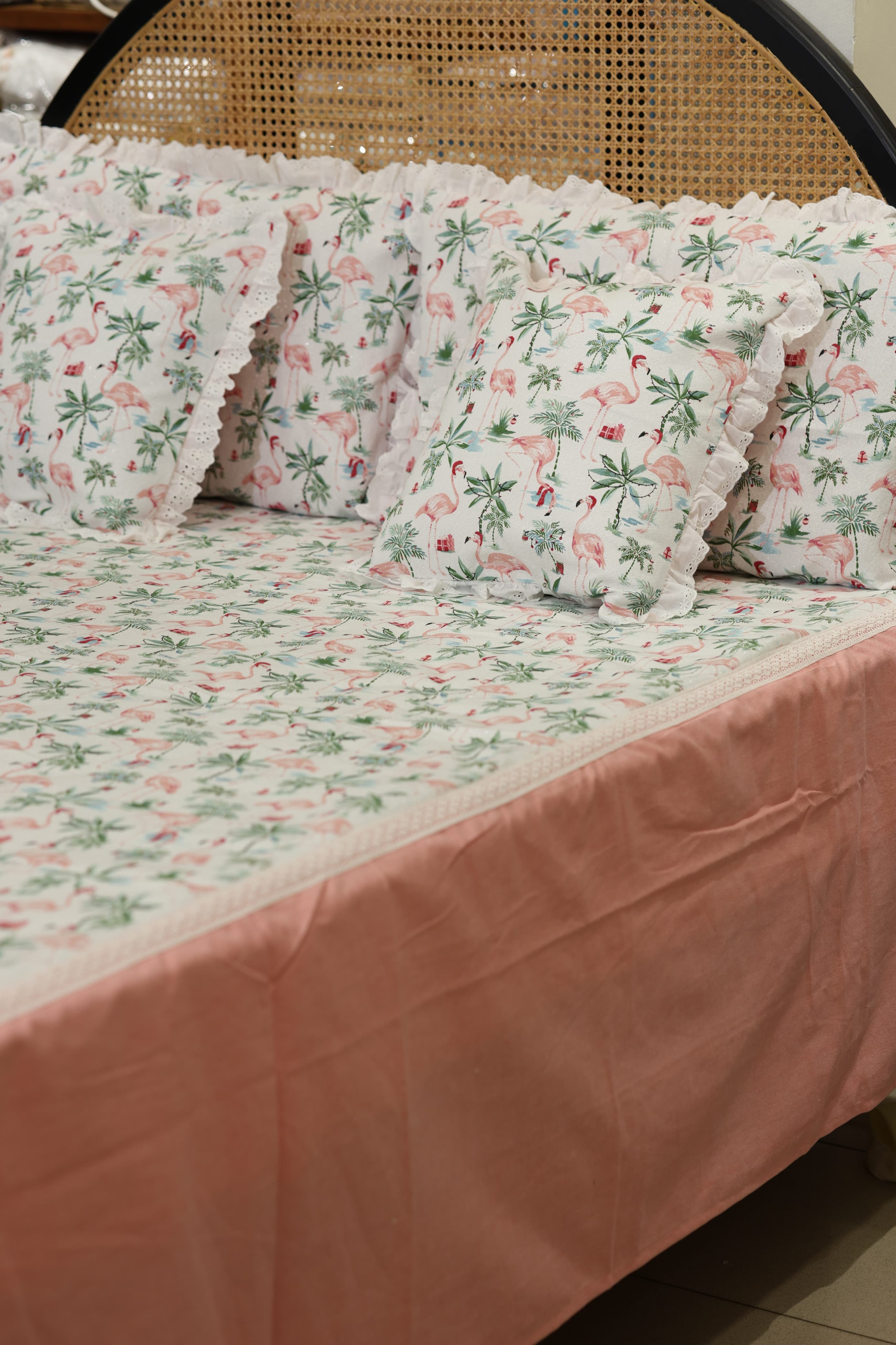 Bedsheets - Premium king floral printed lace bedsheet with cushion covers pink bud