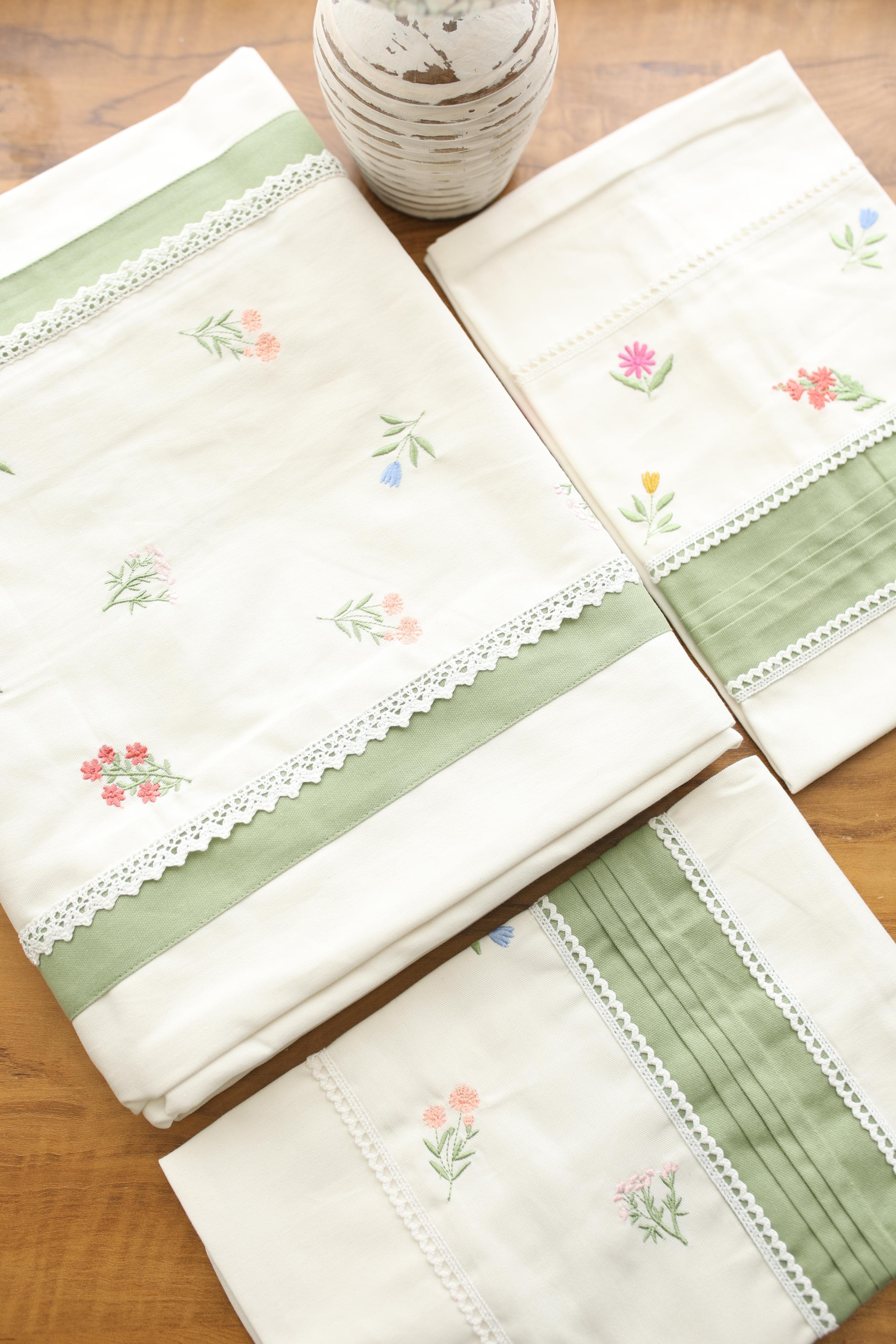 Bedsheets - King premium Machine Embroidery Bedsheet multi