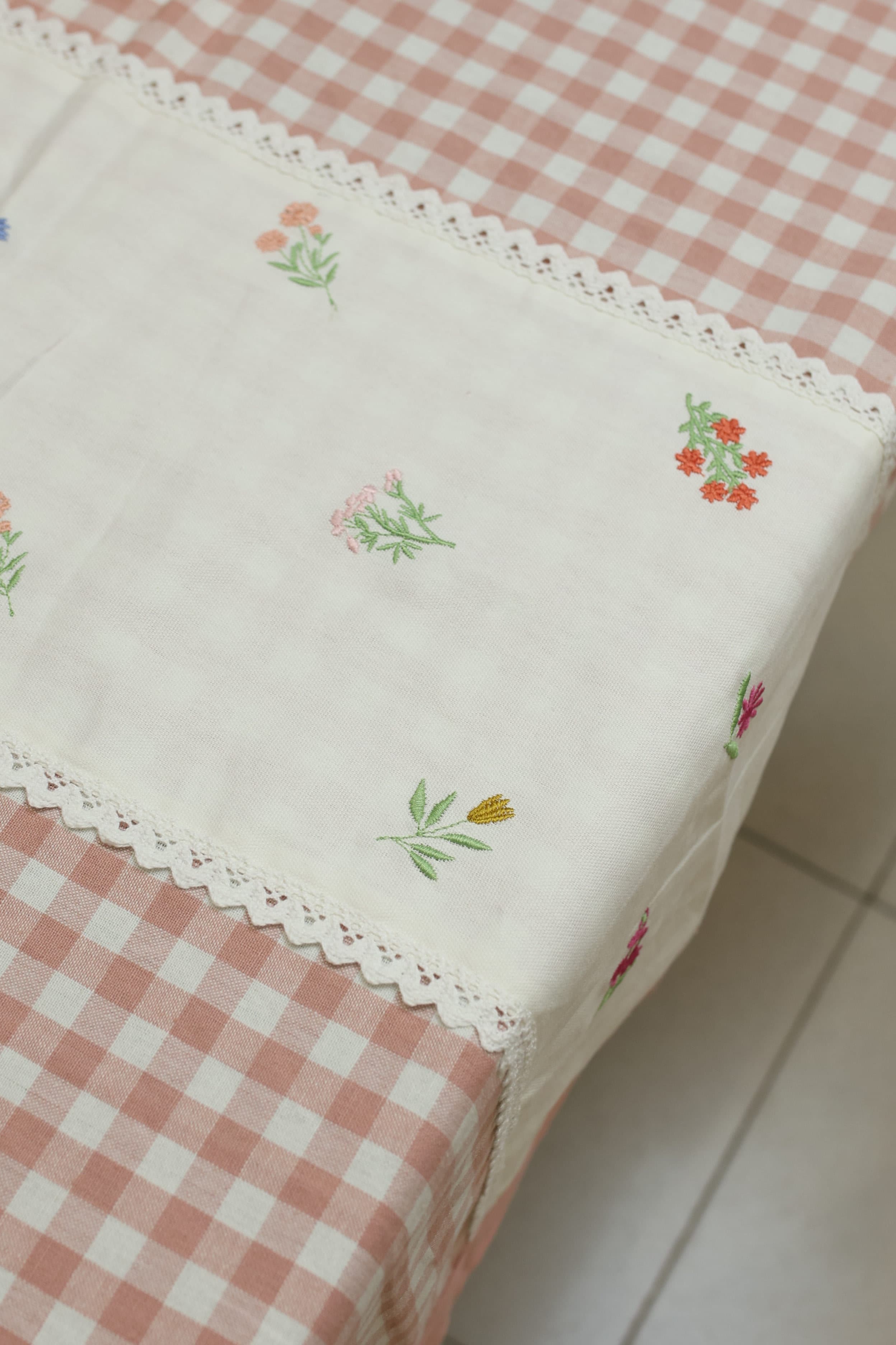 Table cloth - Check embroidery