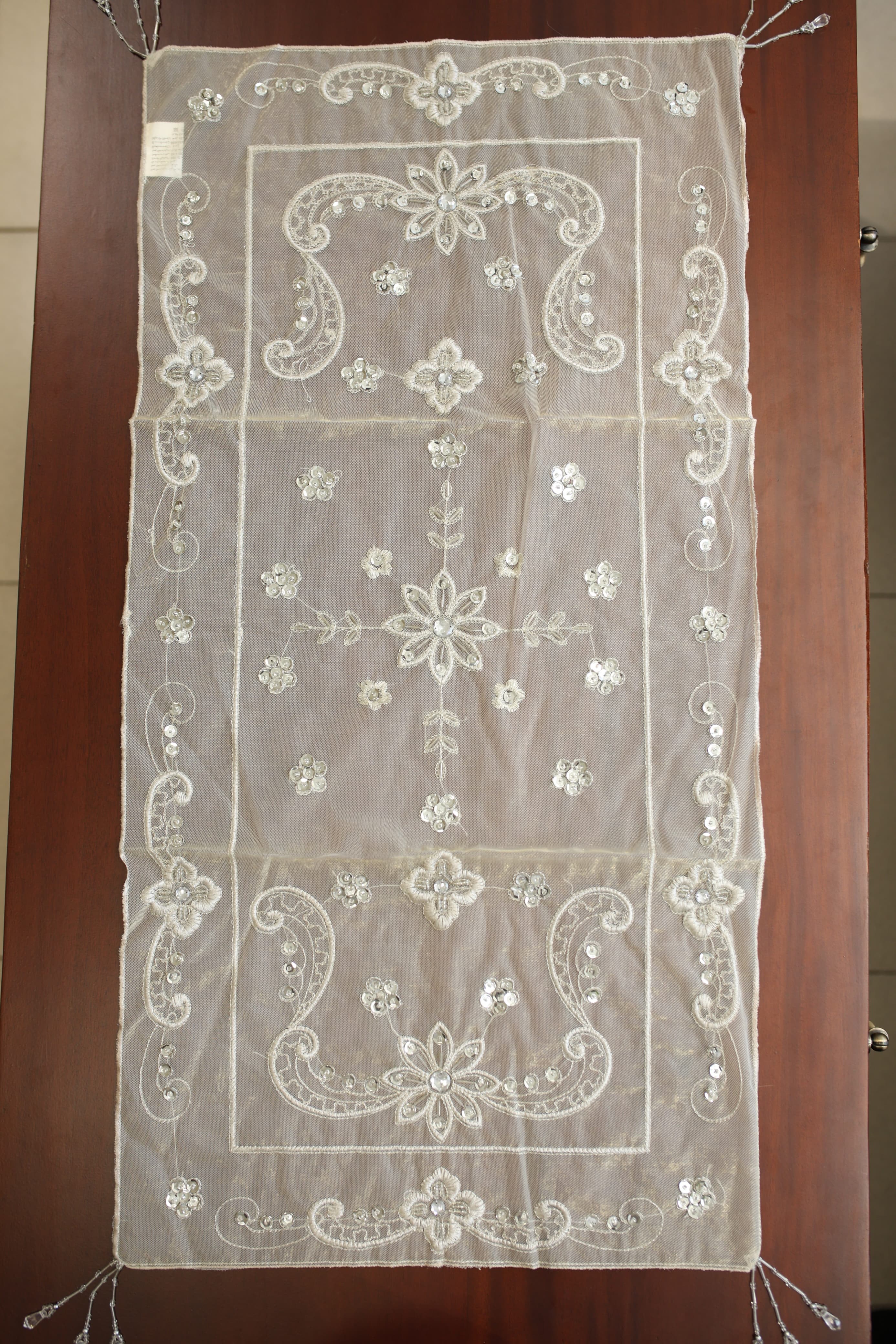 Teapoy Runner - Silky runner / table centre