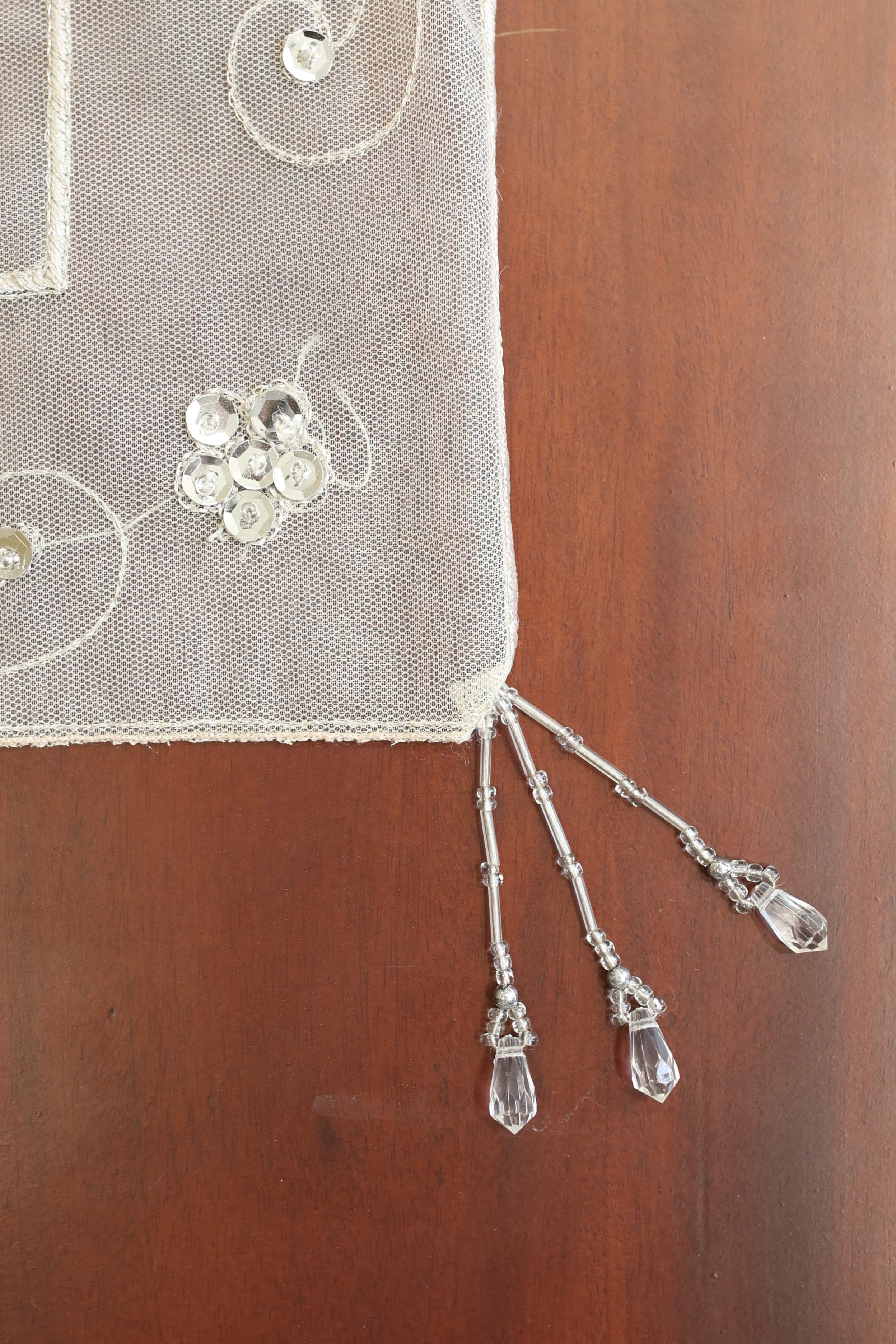 Teapoy Runner - Silky runner / table centre