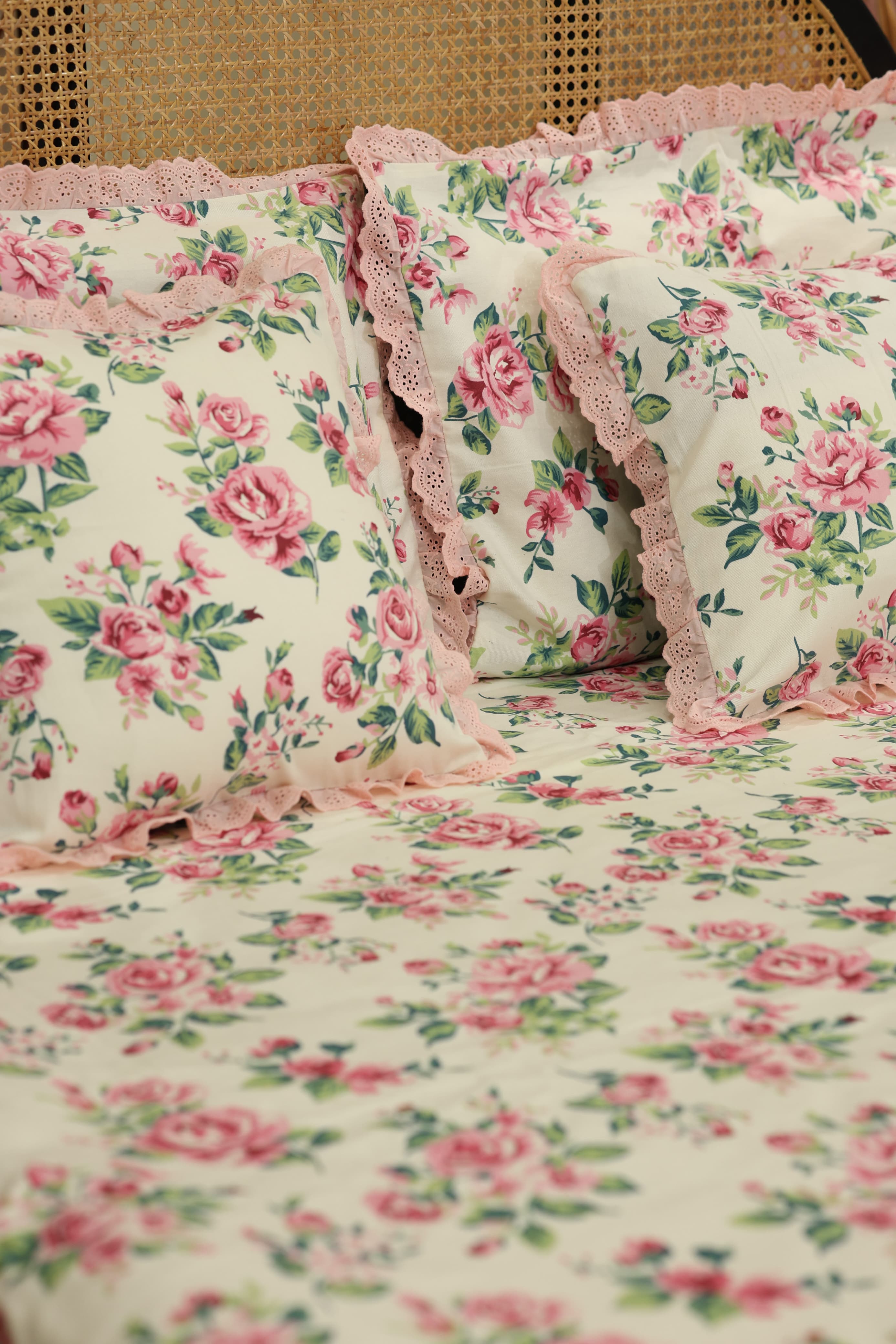 Bedsheets - Premium king floral printed lace bedsheet with cushion covers rose bud