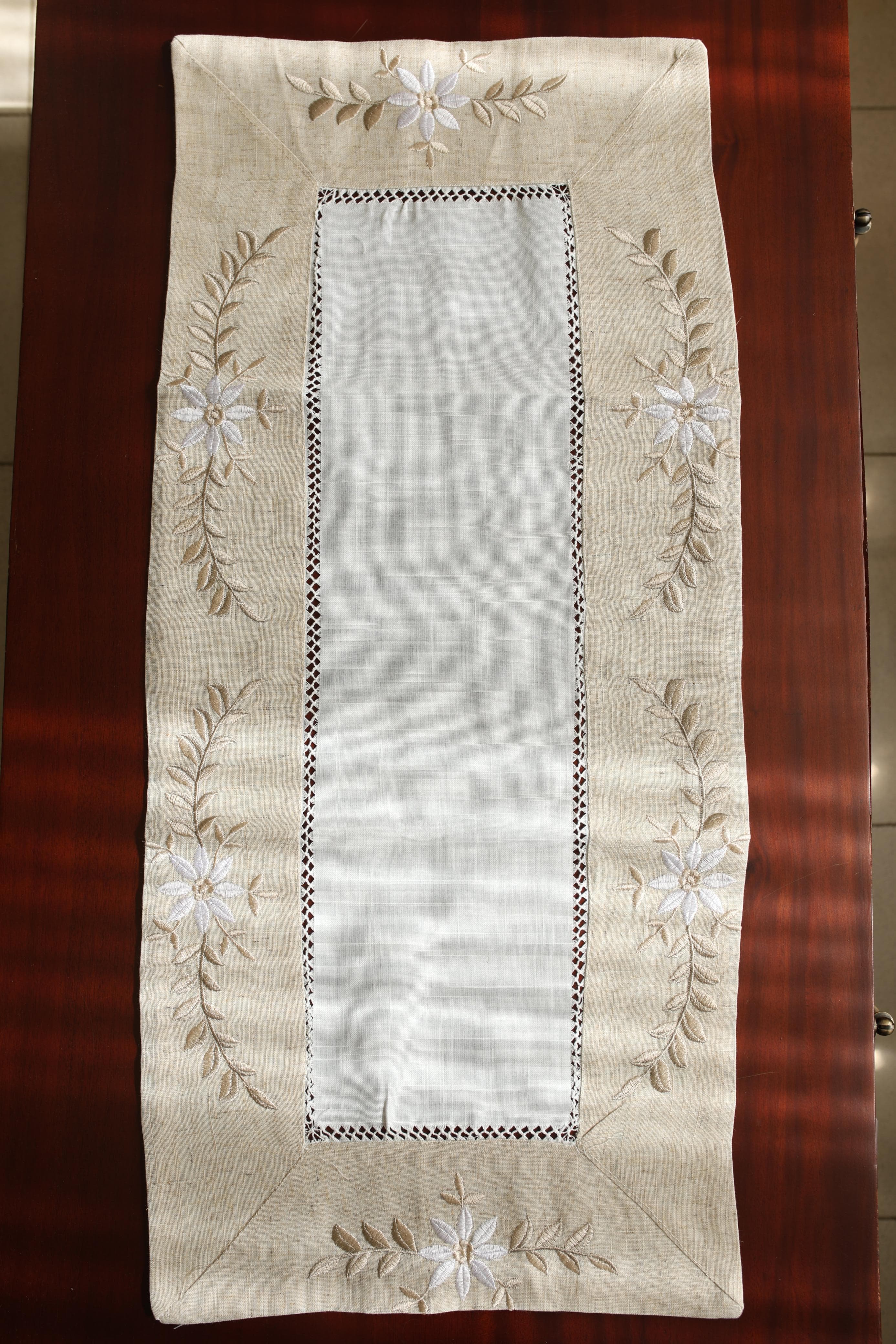 Table Runner - embroidery / Table centre