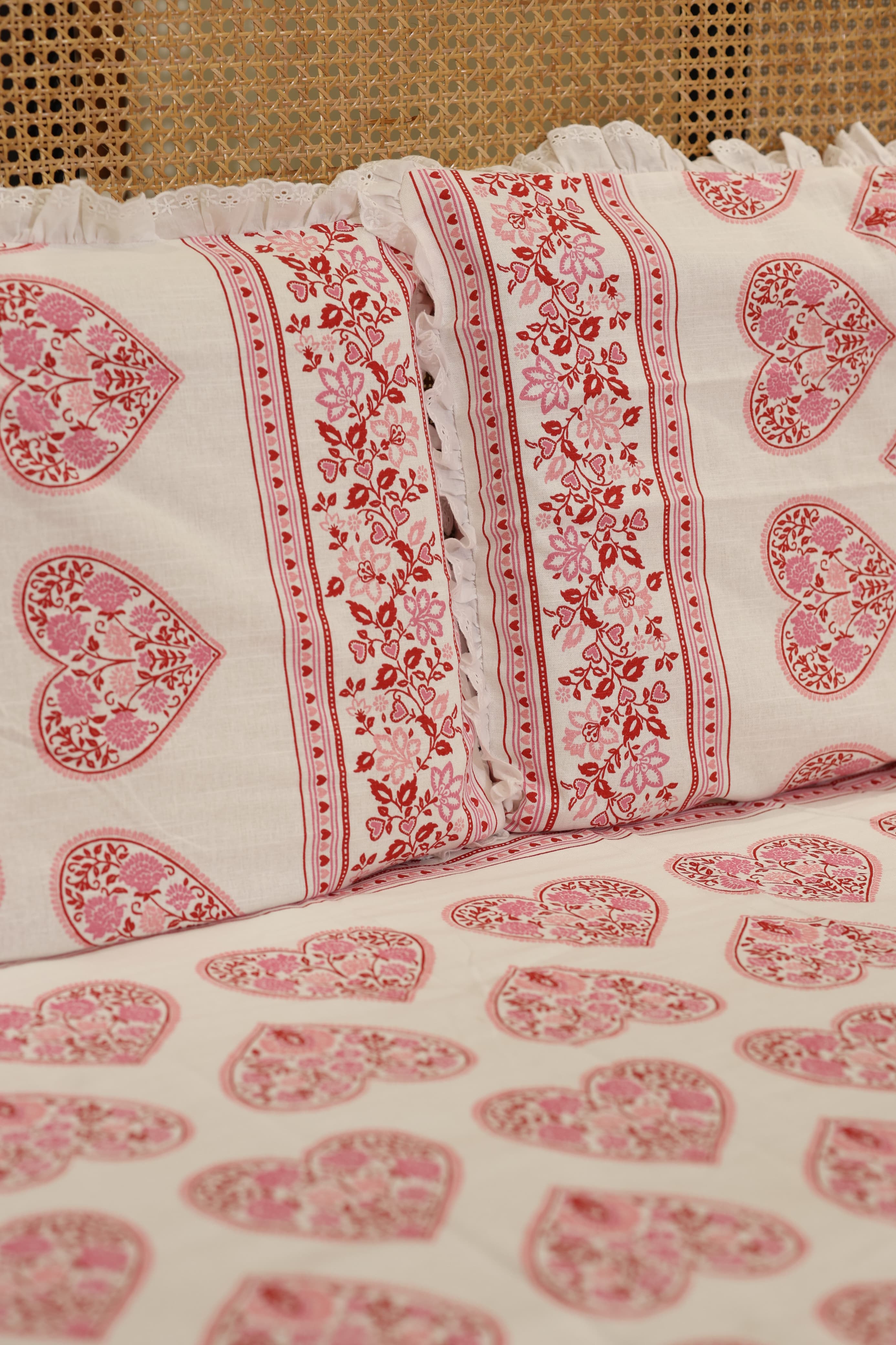Bedsheets - Premium king floral printed lace bedsheet with cushion covers rose bud