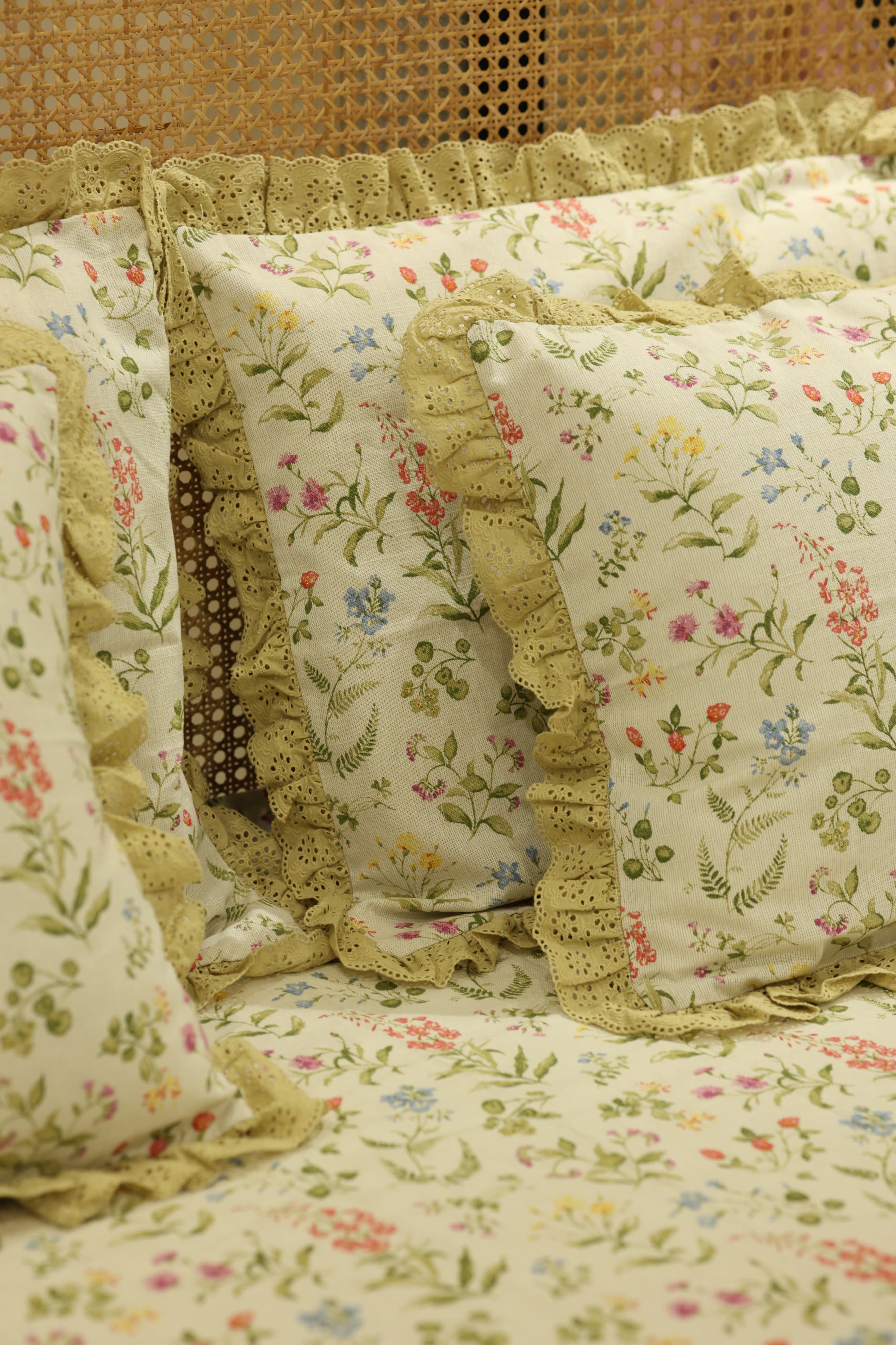 Bedsheets - Premium Queen floral printed lace bedsheet with cushion covers bud