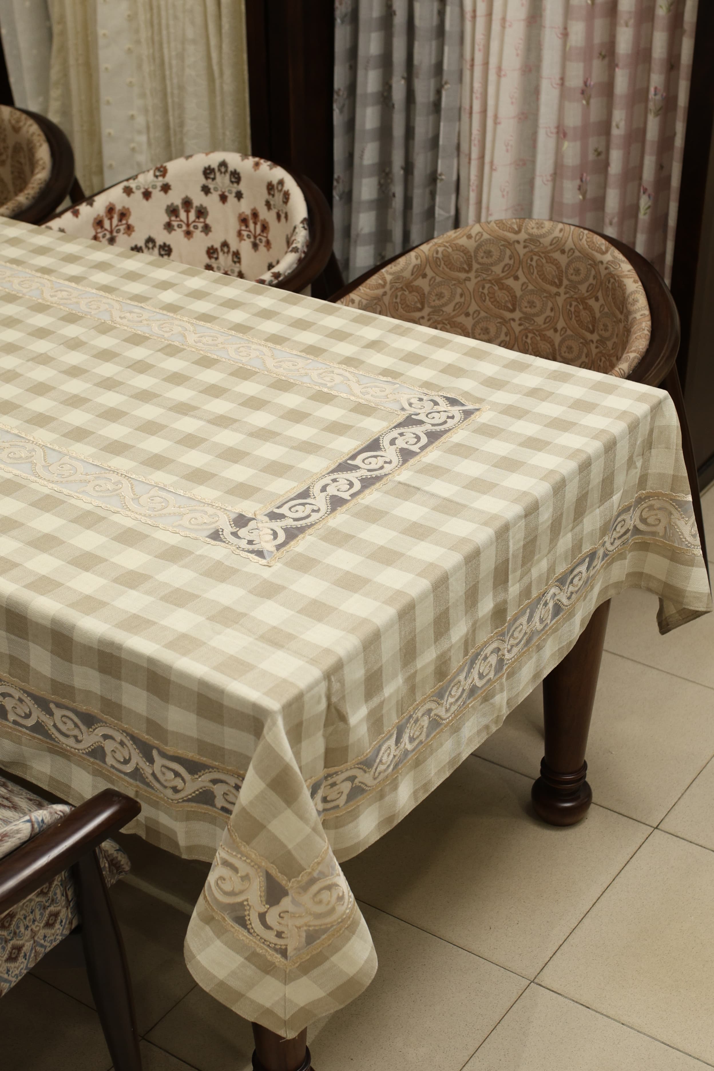 Classic Checkered 6 -Seater Tablecloth with Embroidered Lace Border