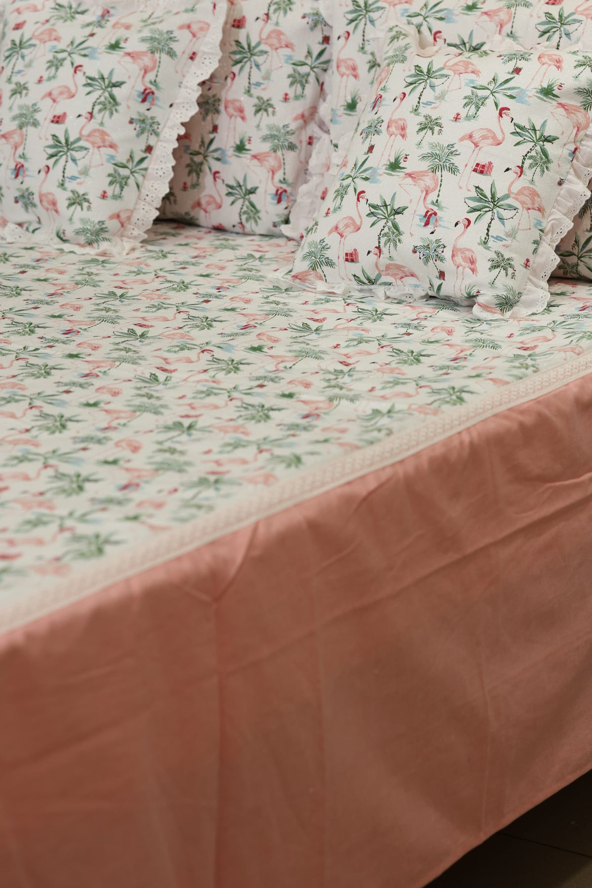 Bedsheets - Premium king floral printed lace bedsheet with cushion covers pink bud