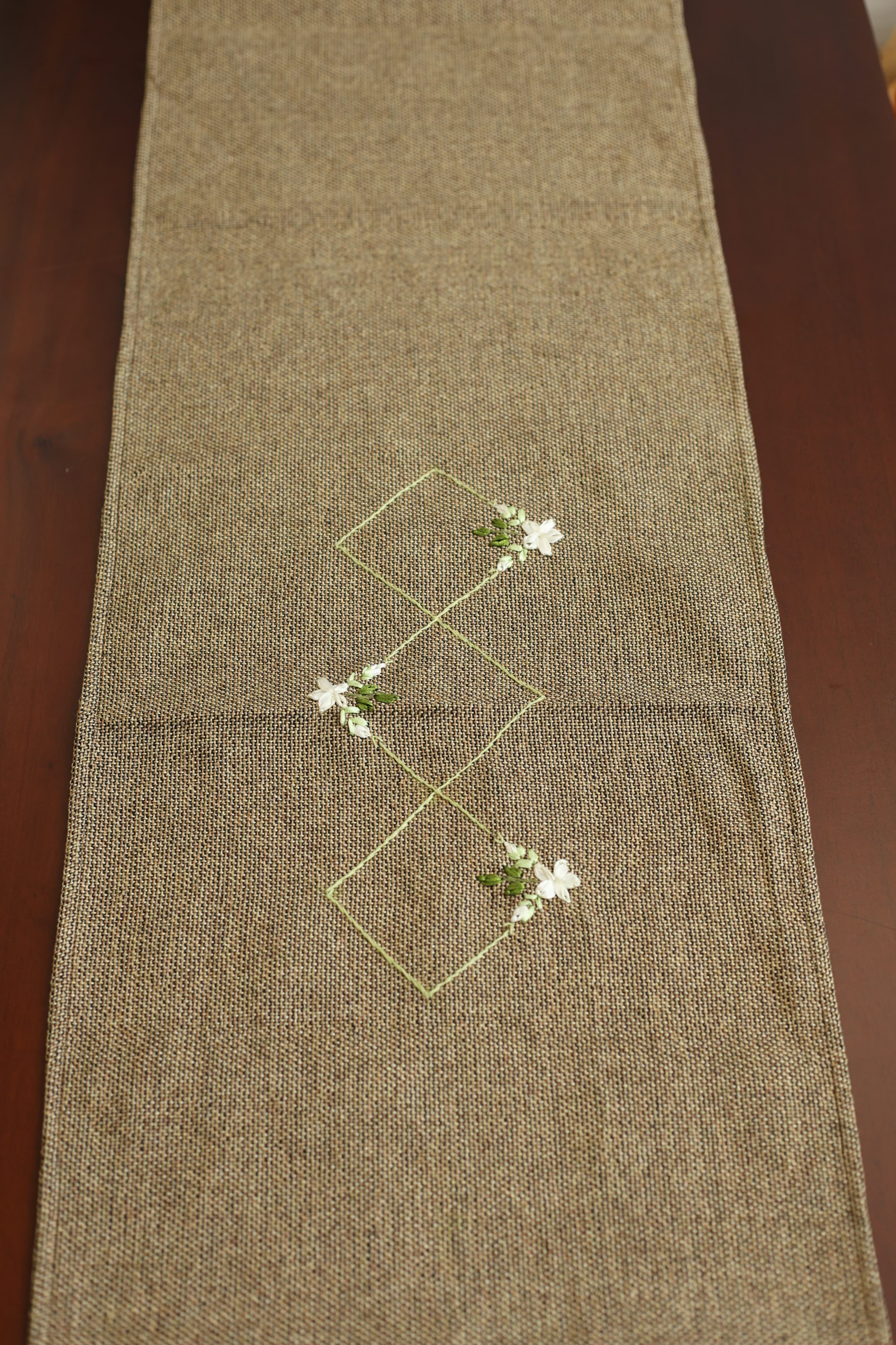Table runner-4 Seater Ribbon embroidery