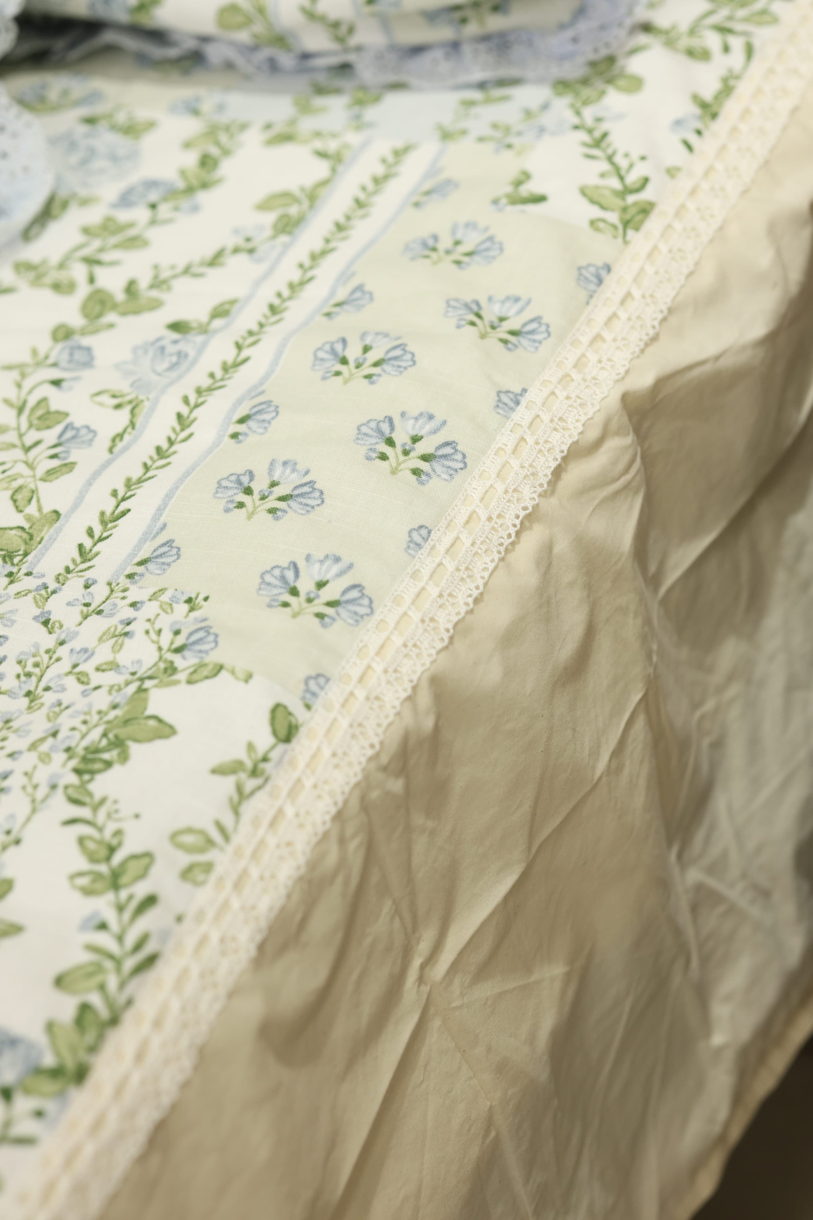 Bedsheets - Premium Queen floral printed lace bedsheet with cushion covers bud