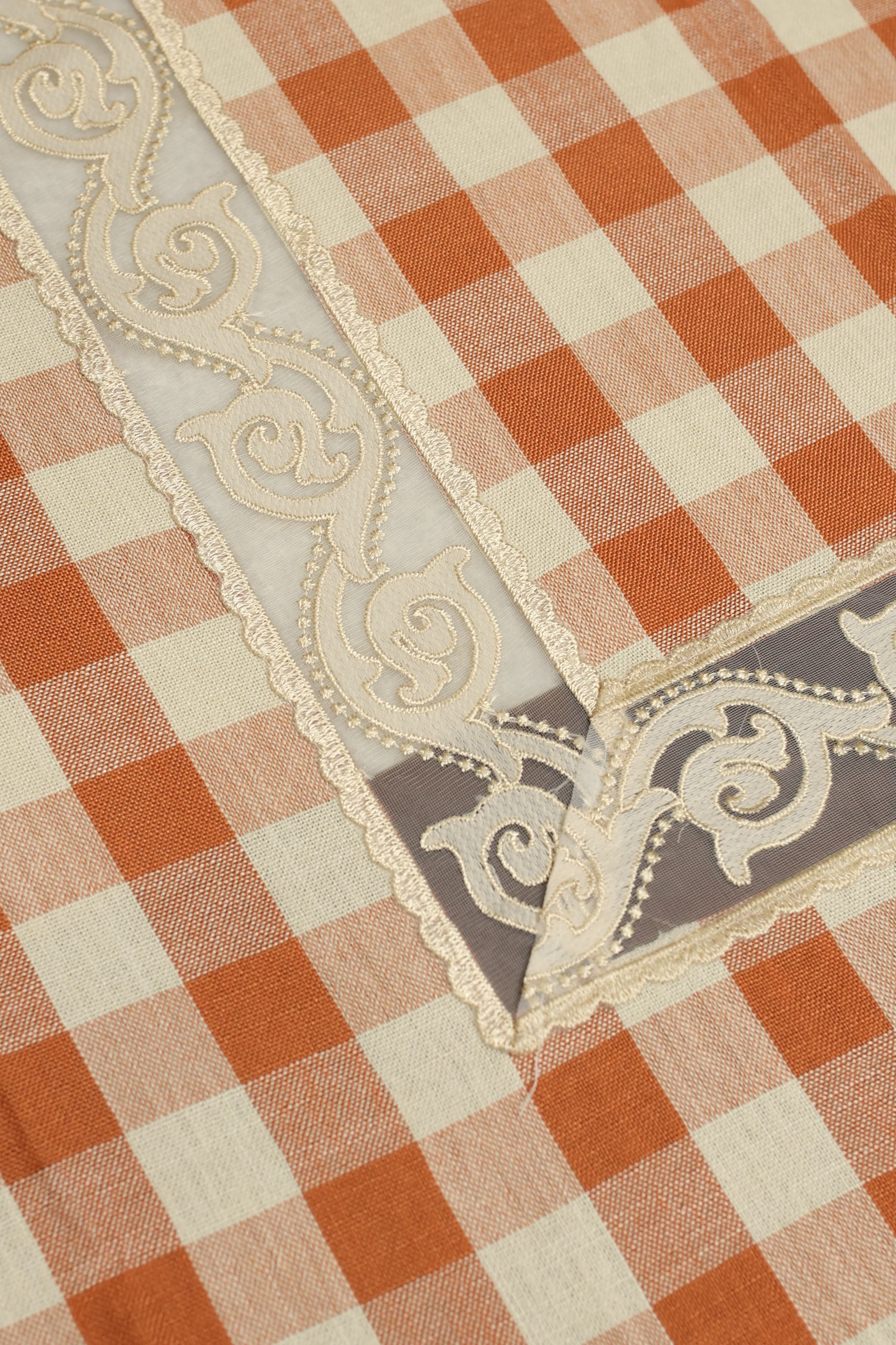 Classic Checkered 6 -Seater Tablecloth with Embroidered Lace Border
