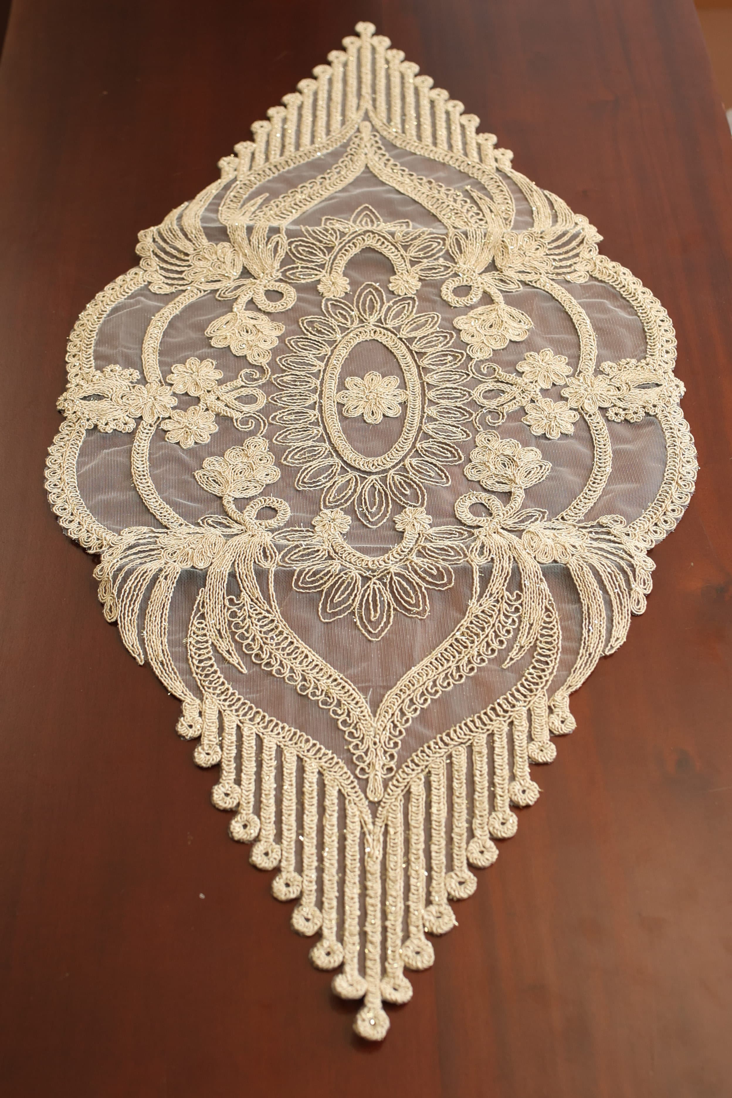 Teapoy Runner - Silky runner / table centre