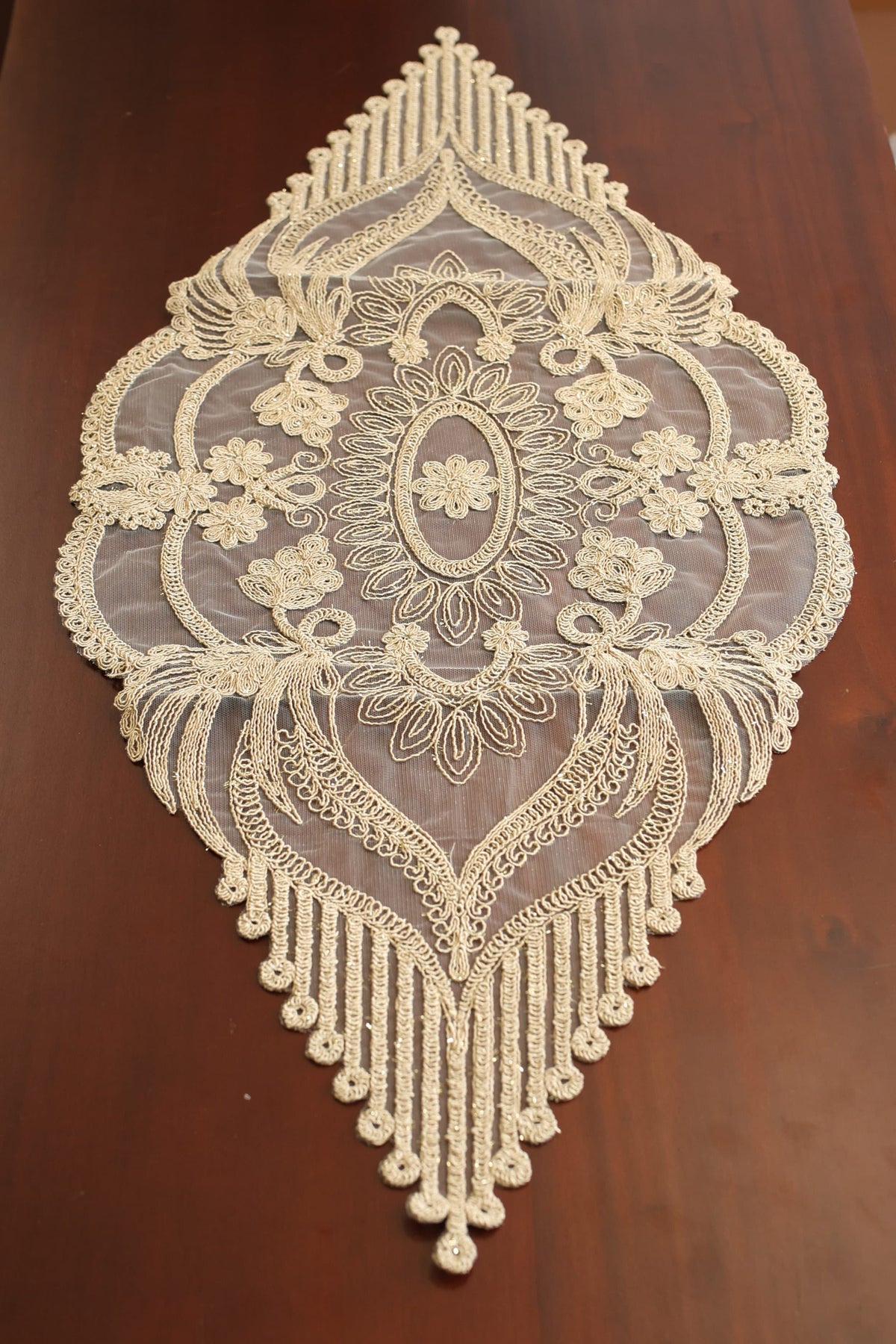 Teapoy Runner - Silky runner / table centre