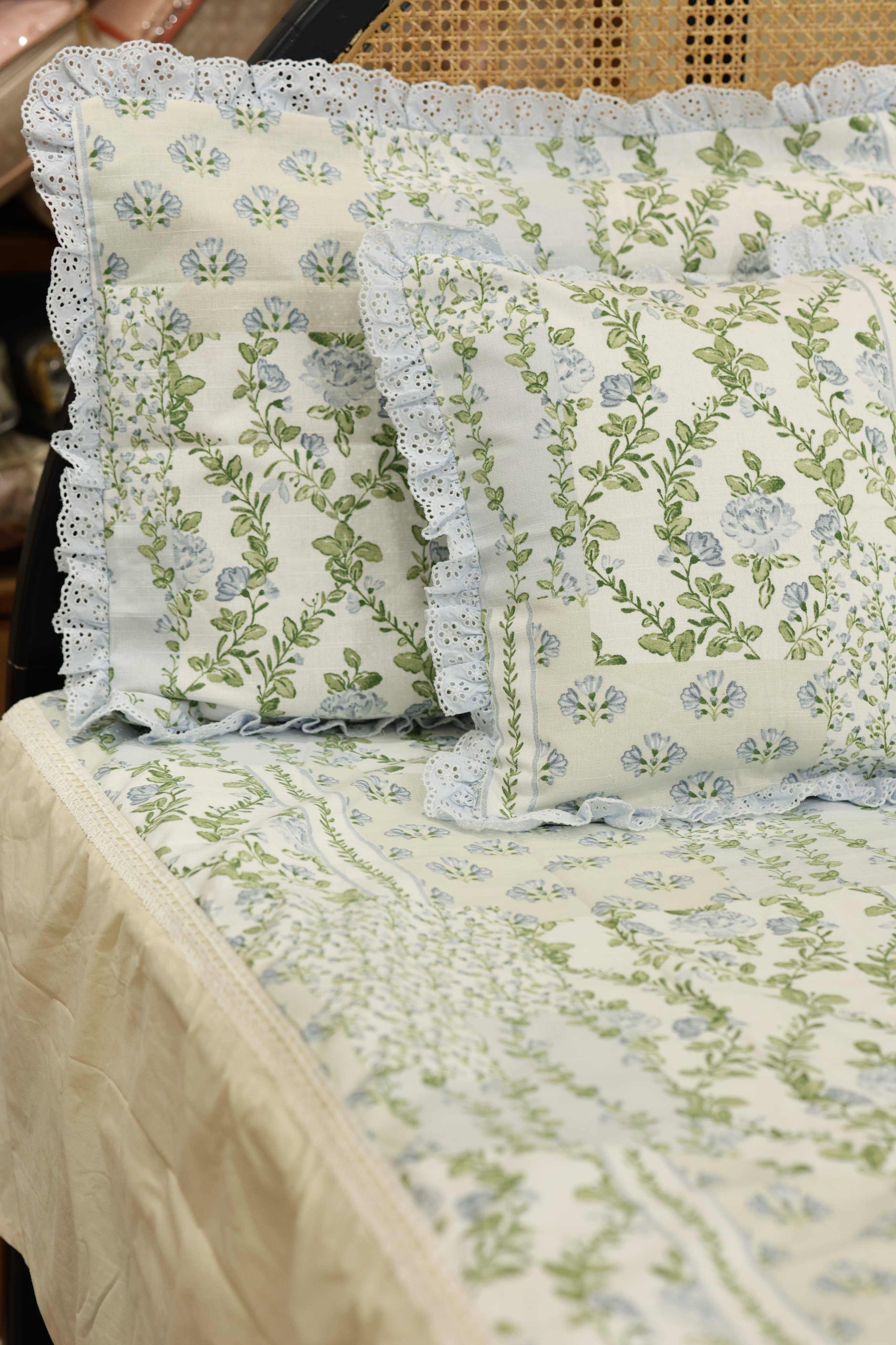 Bedsheets - Premium Queen floral printed lace bedsheet with cushion covers bud