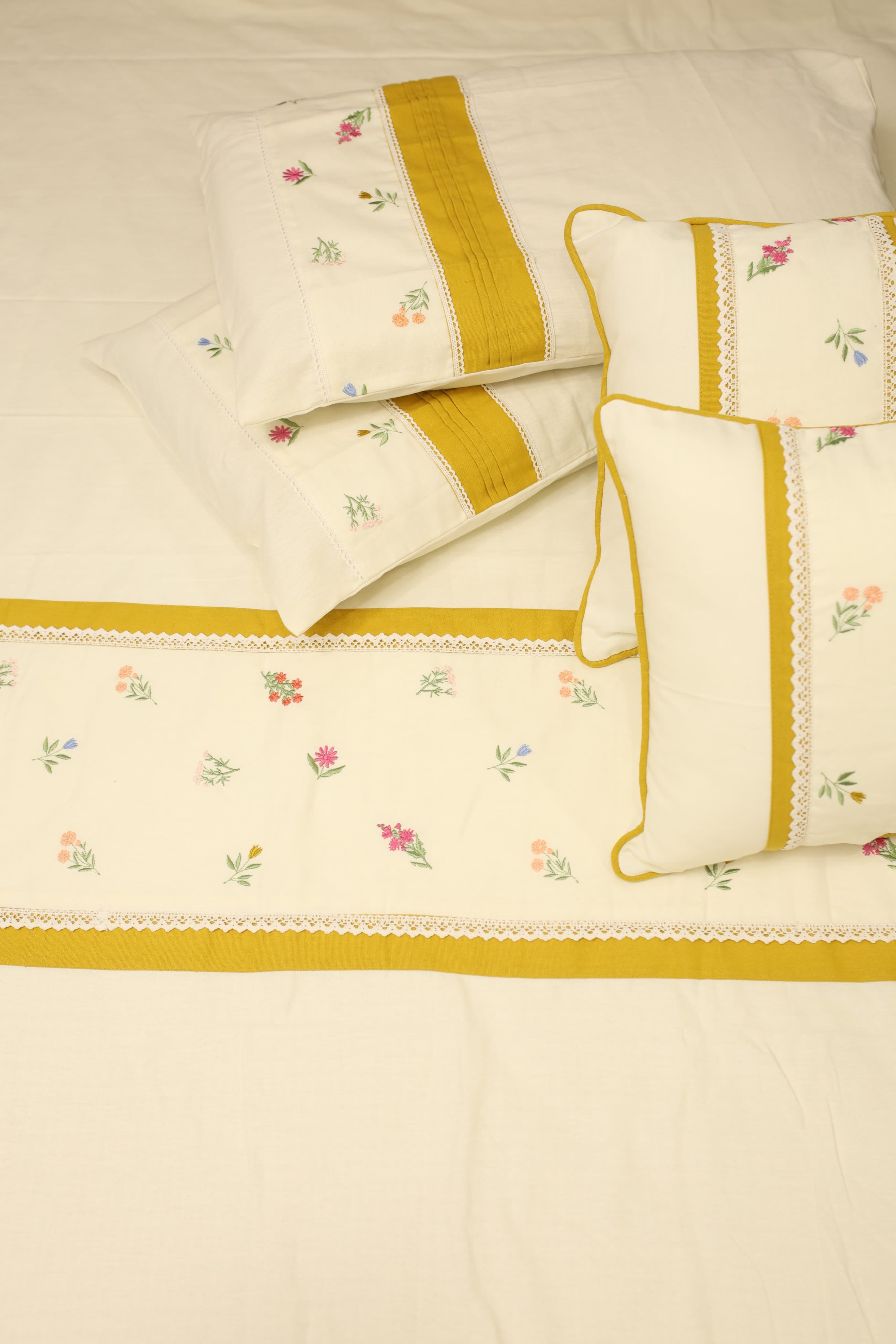 Bedsheets - King premium Machine Embroidery Bedsheet multi