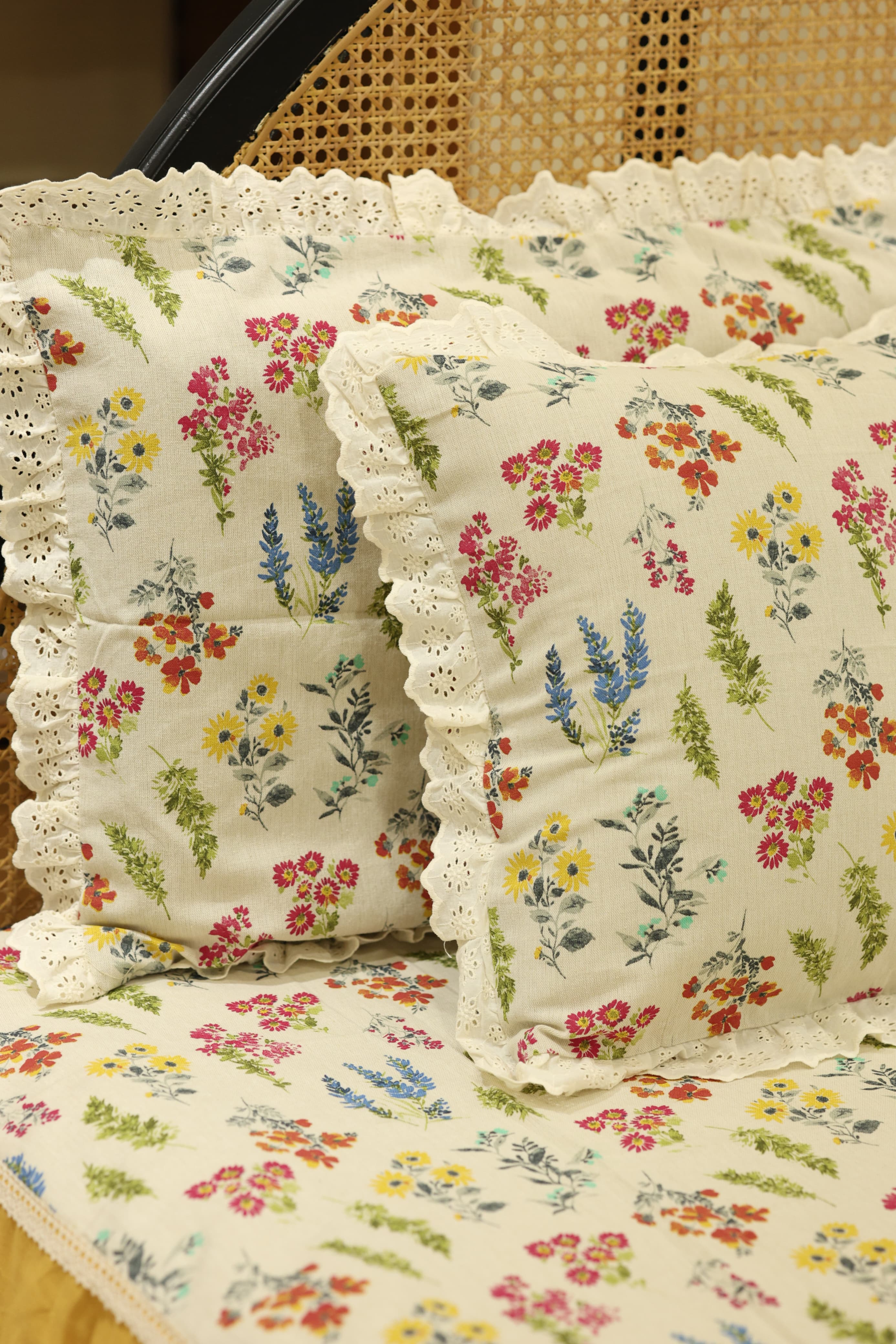Bedsheets - Premium King floral printed lace bedsheet with cushion covers bud