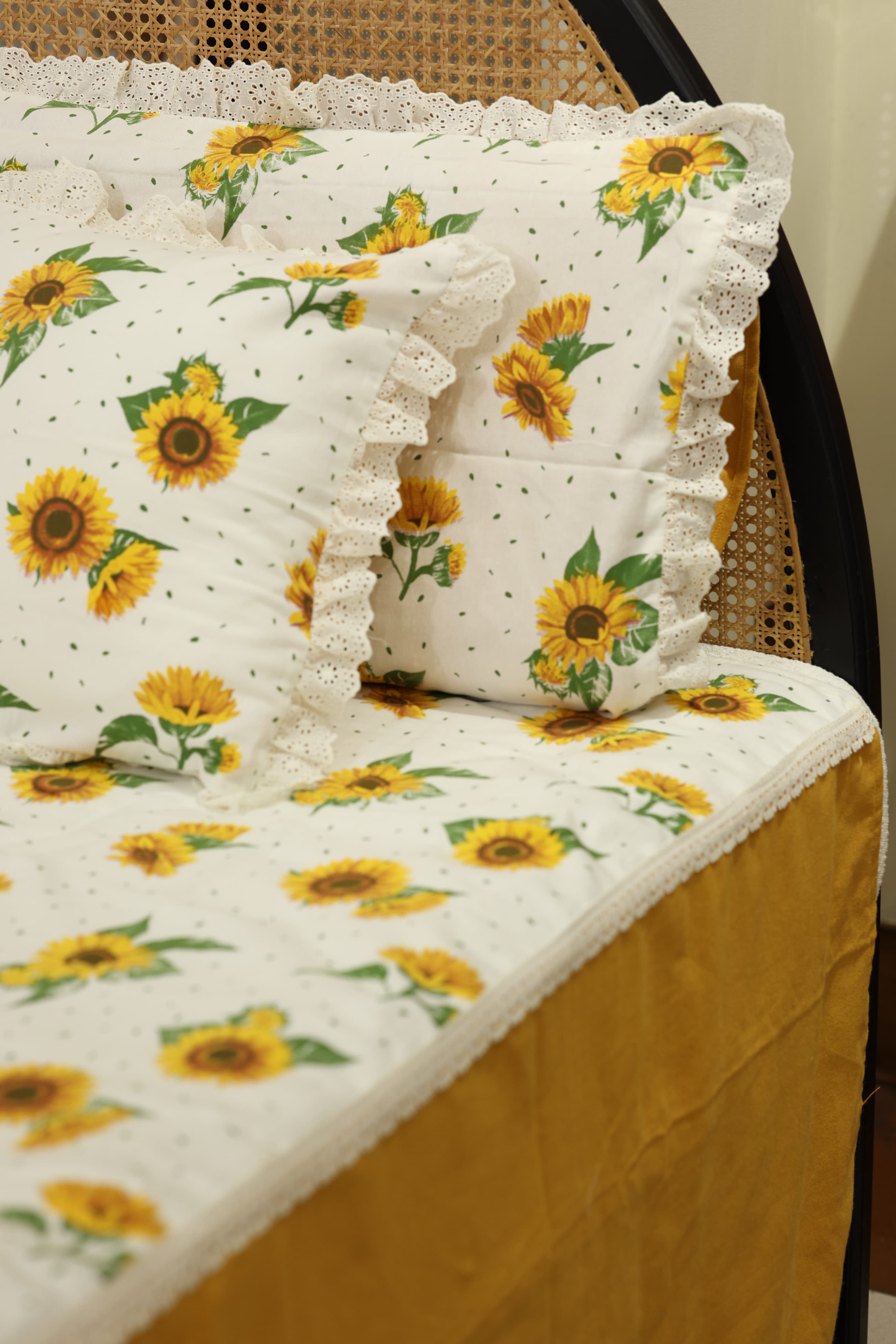 Bedsheets - Premium king floral printed lace bedsheet with cushion covers Yellow sunflower