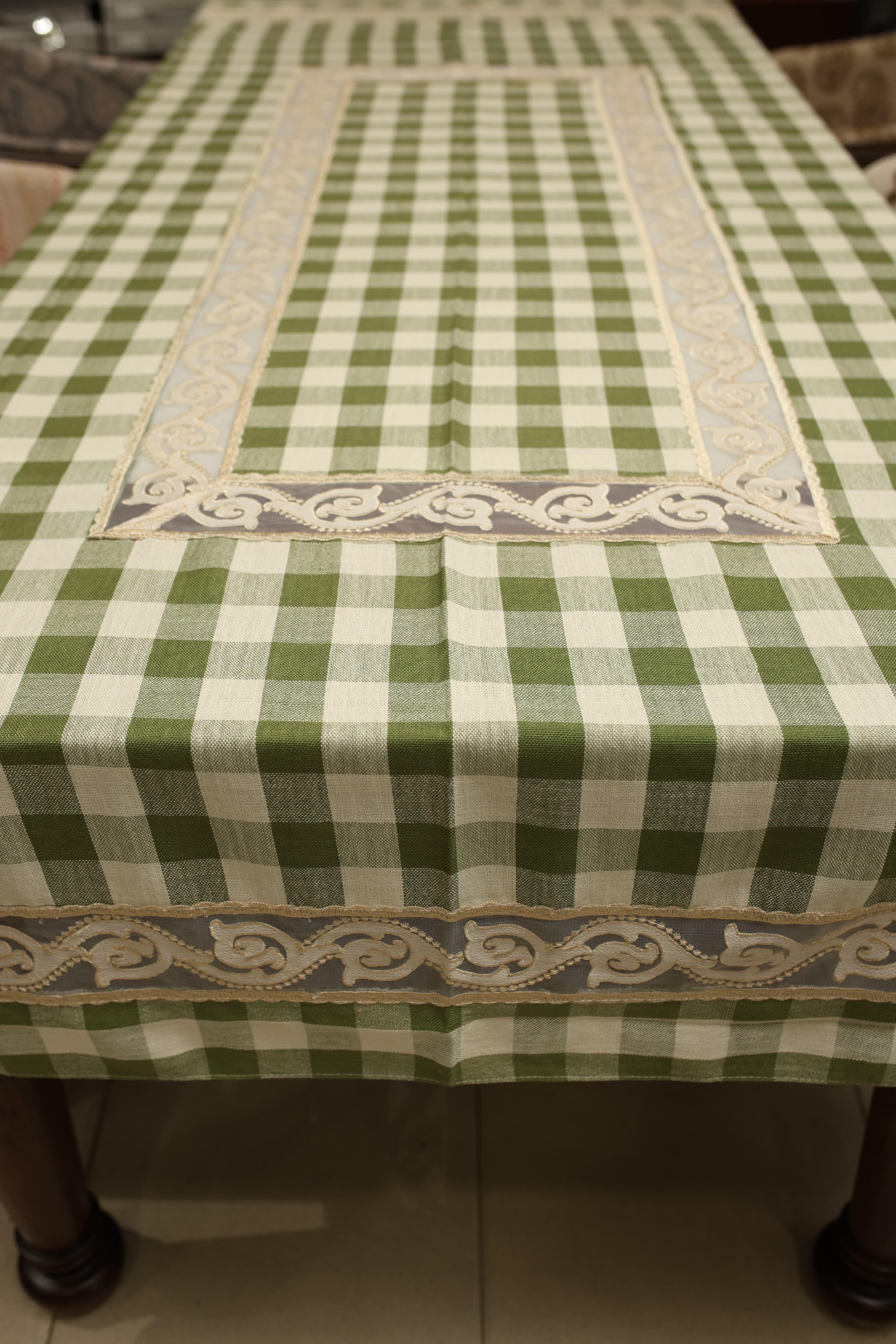 Classic Checkered 6 -Seater Tablecloth with Embroidered Lace Border