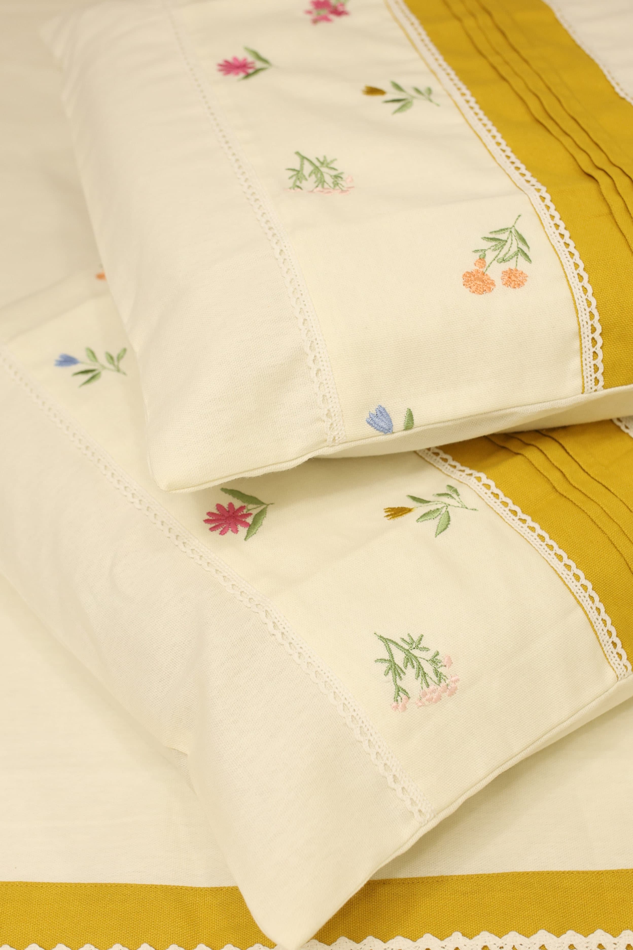 Bedsheets - King premium Machine Embroidery Bedsheet multi