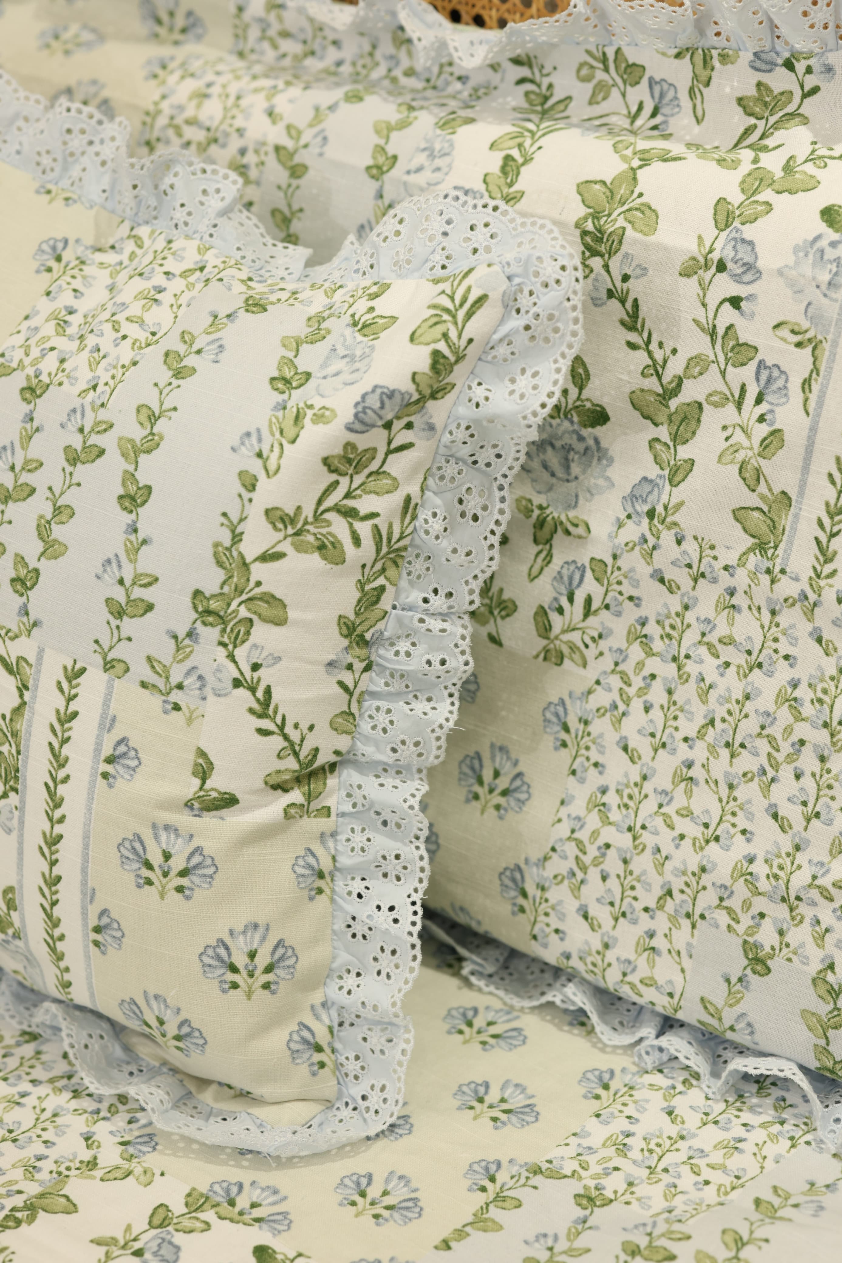 Bedsheets - Premium Queen floral printed lace bedsheet with cushion covers bud