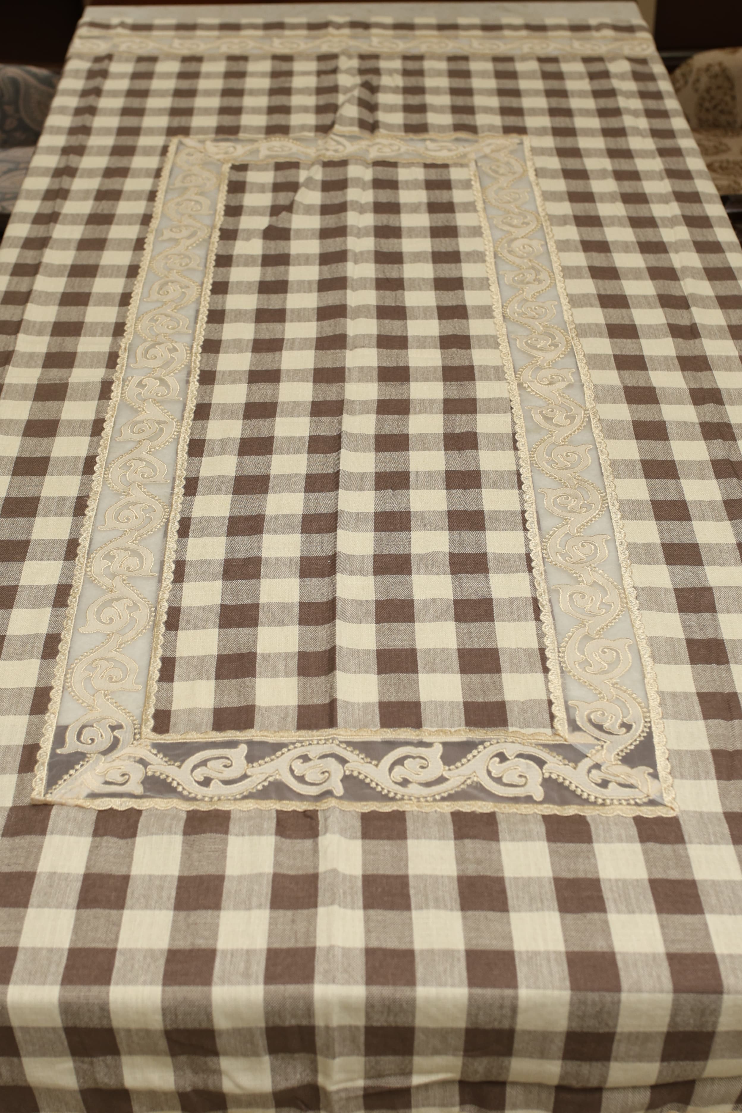 Classic Checkered 6 -Seater Tablecloth with Embroidered Lace Border