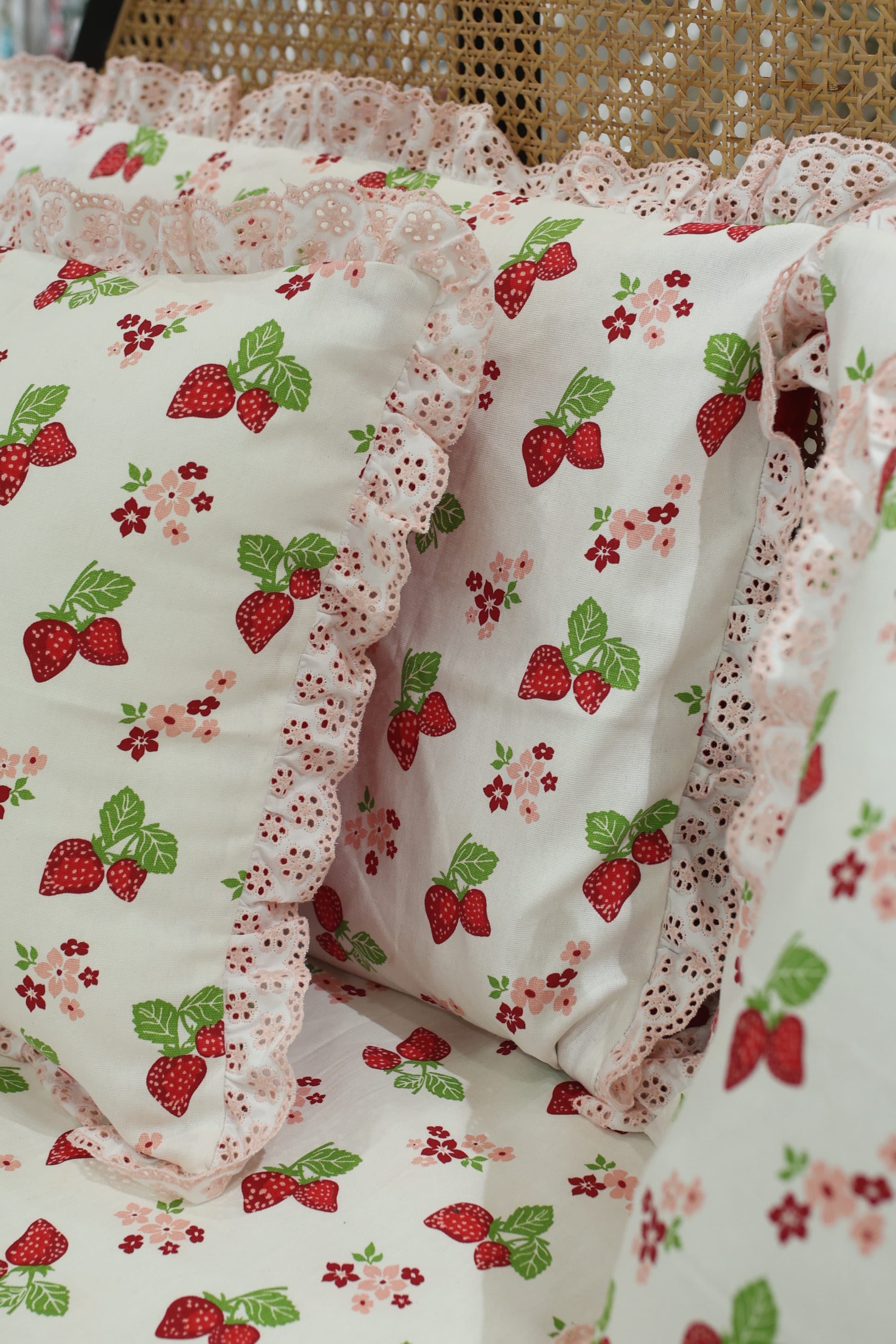 Bedsheets - Premium king floral printed lace bedsheet with cushion covers straberry bud