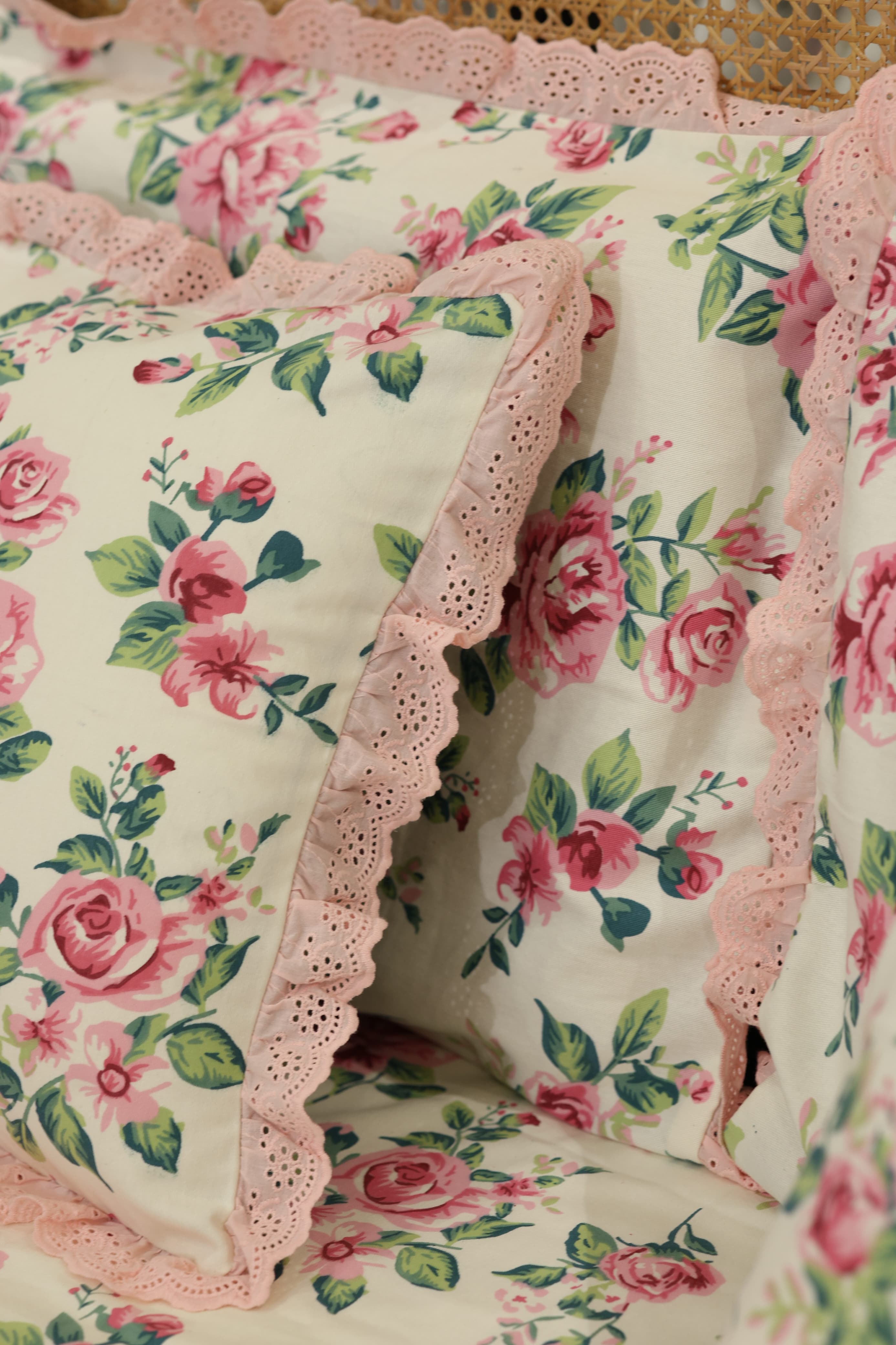 Bedsheets - Premium king floral printed lace bedsheet with cushion covers rose bud