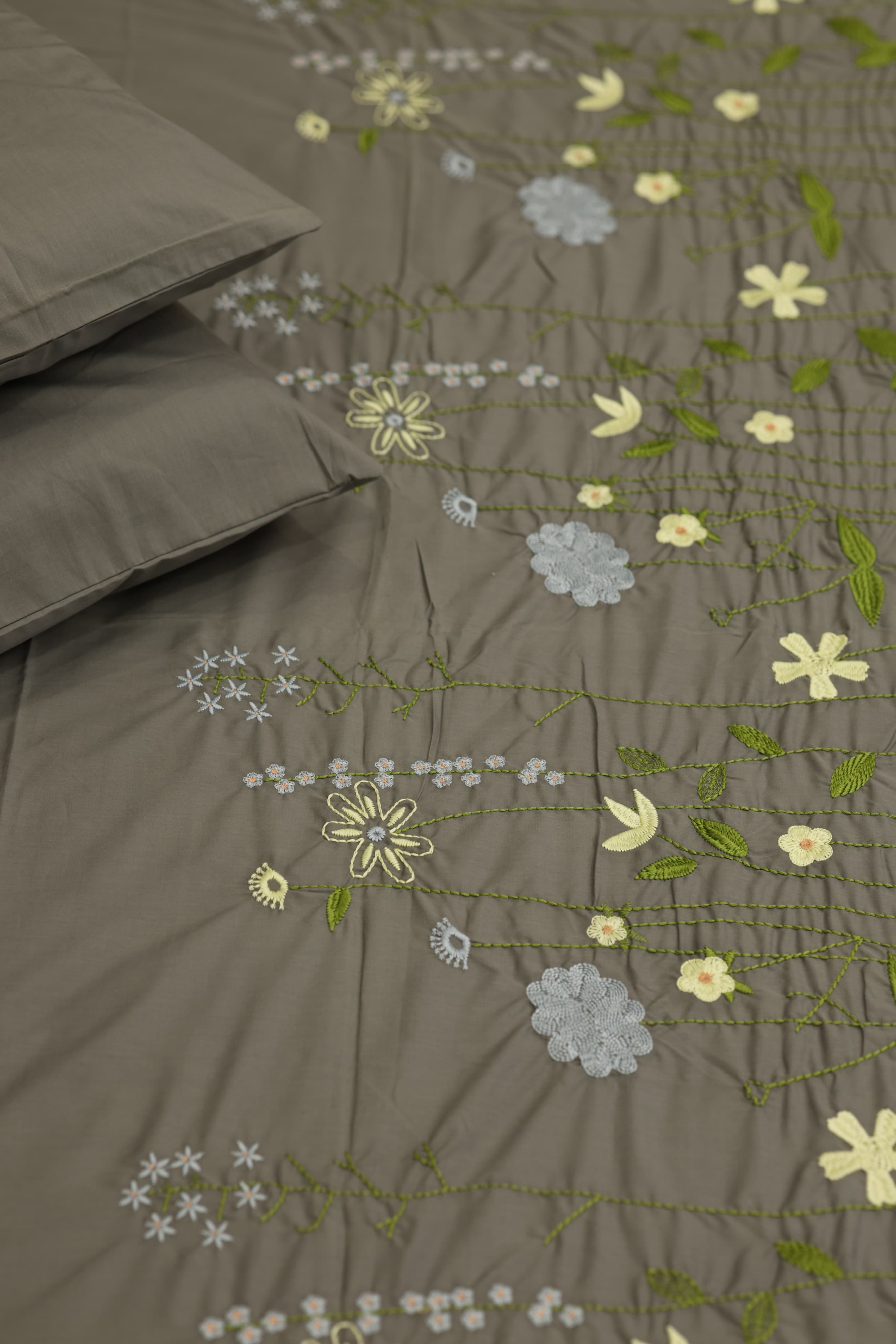 Premium Machine Embroidery Soft Cotton Queen Bedsheet Set - Grey