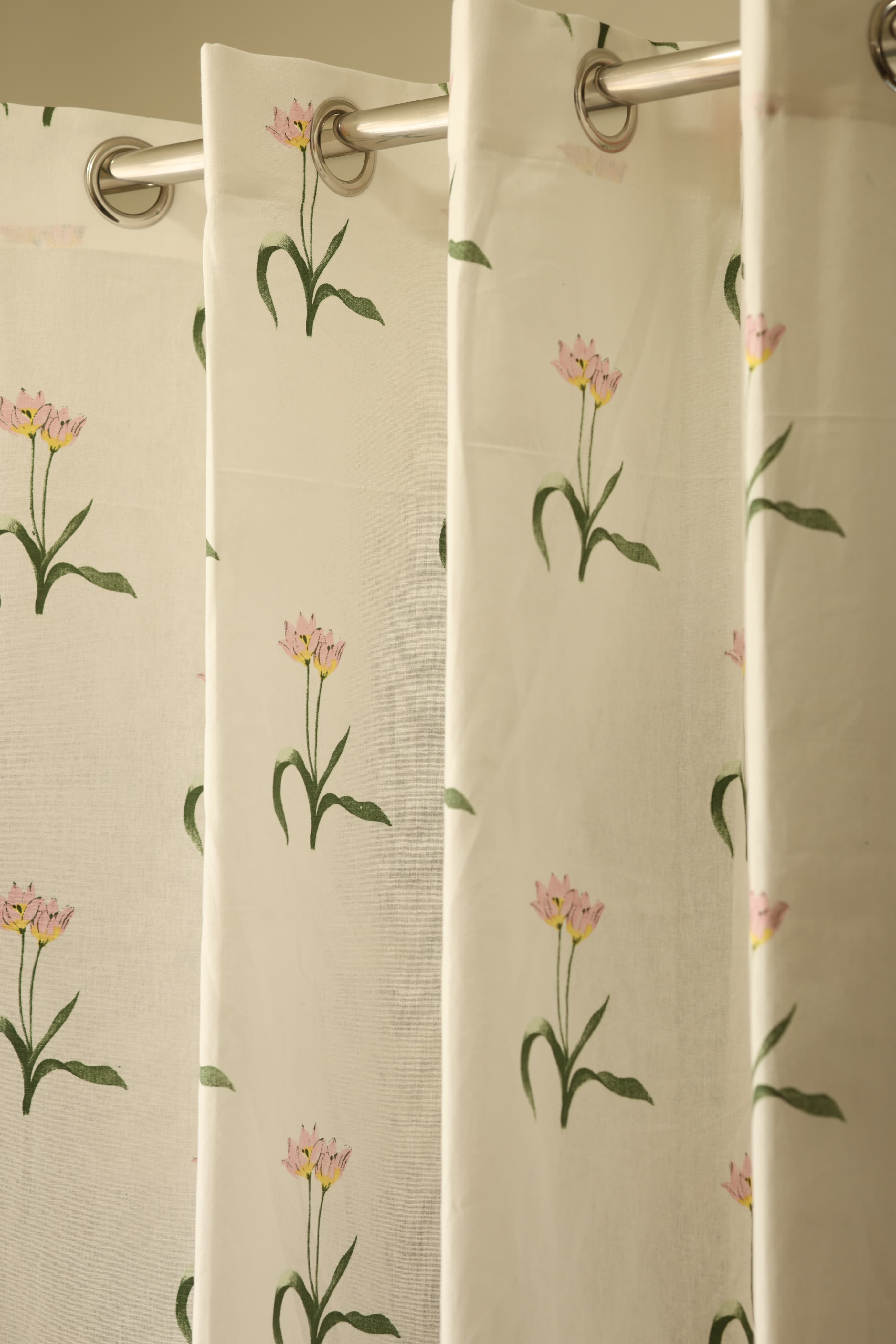 Curtains - Opaque floral curtains