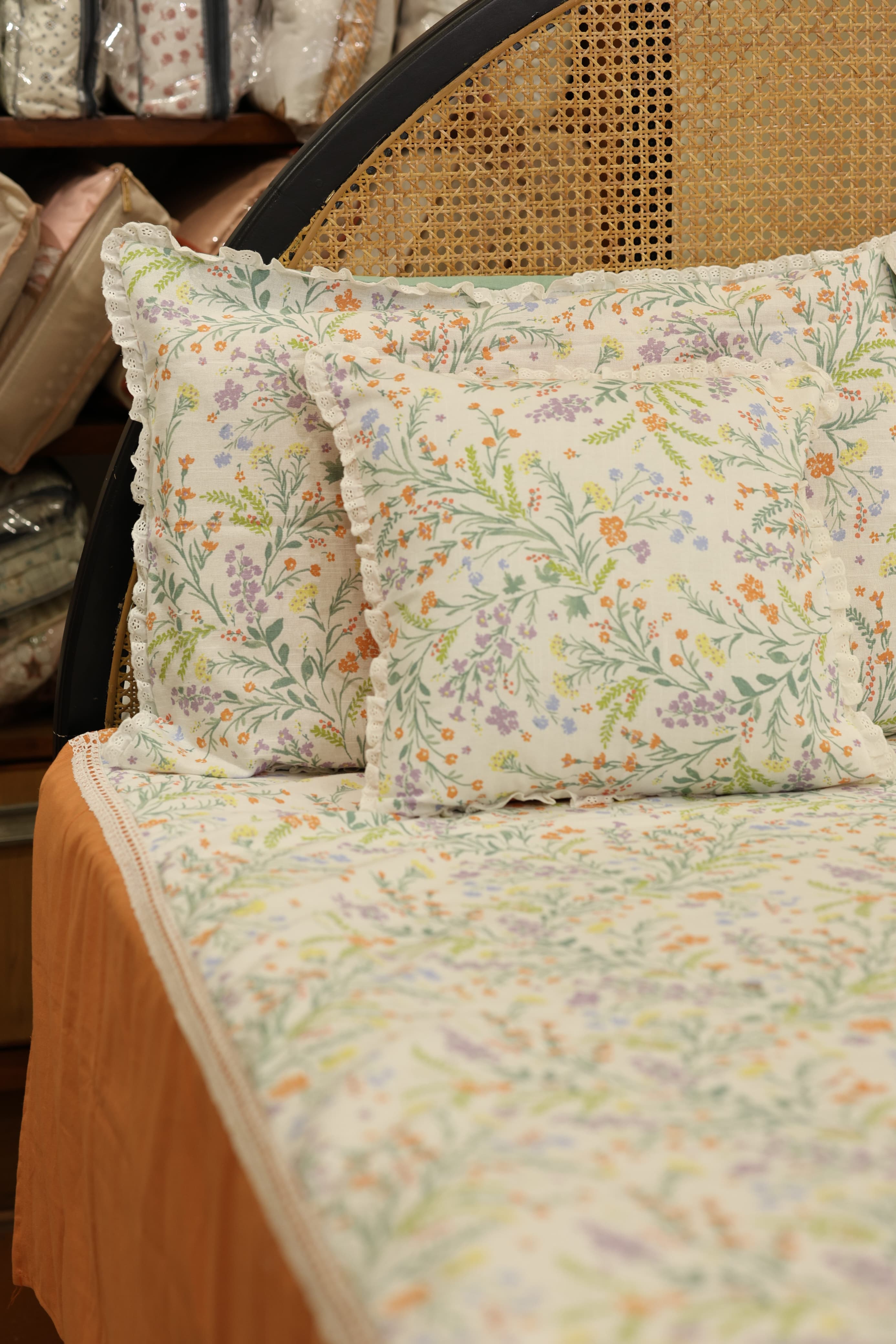 Bedsheets - Premium king floral printed lace bedsheet with cushion covers bud