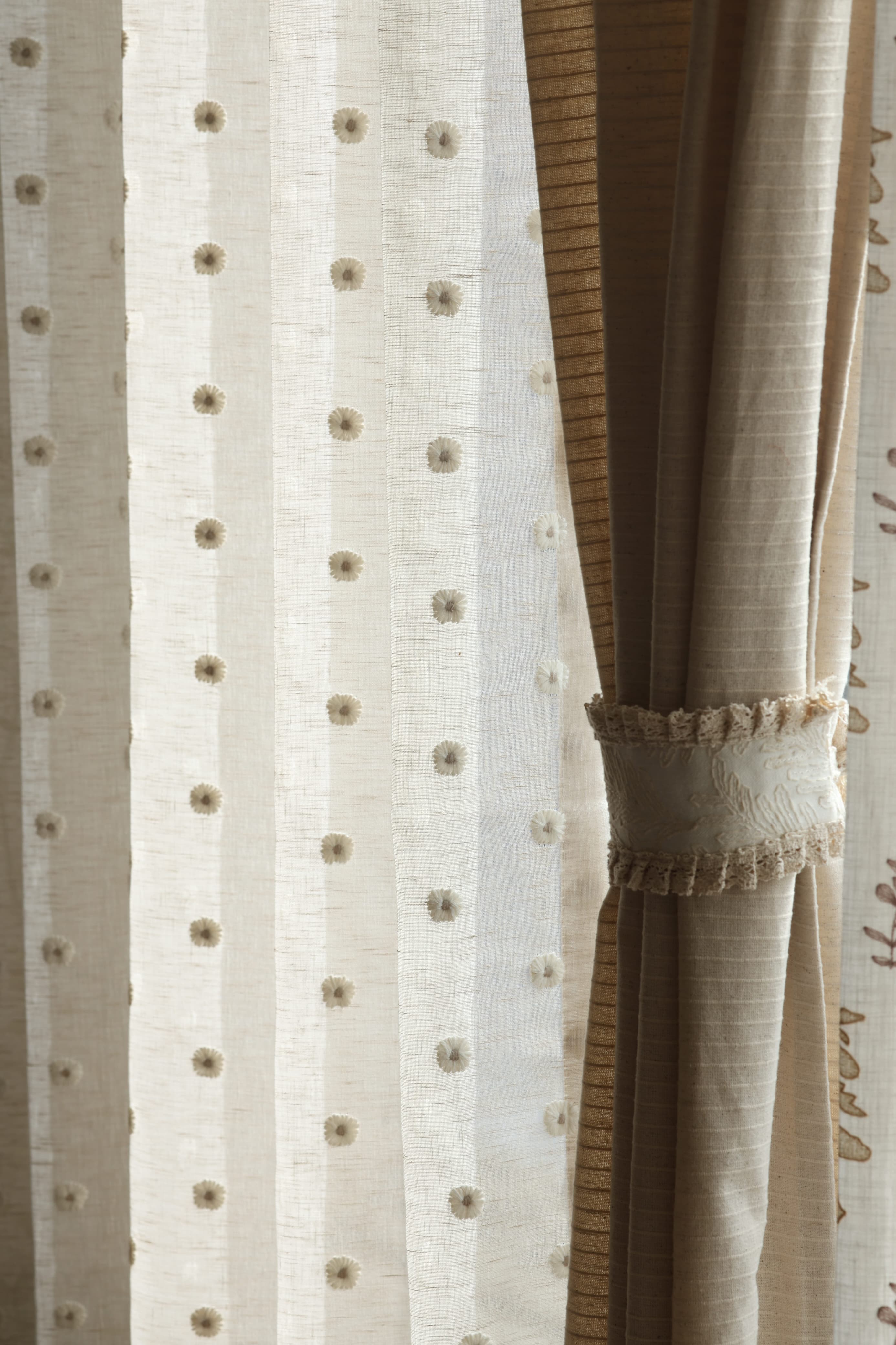 Daisy Sheer Premium embroidery Sheer Curtain : Cream/ off