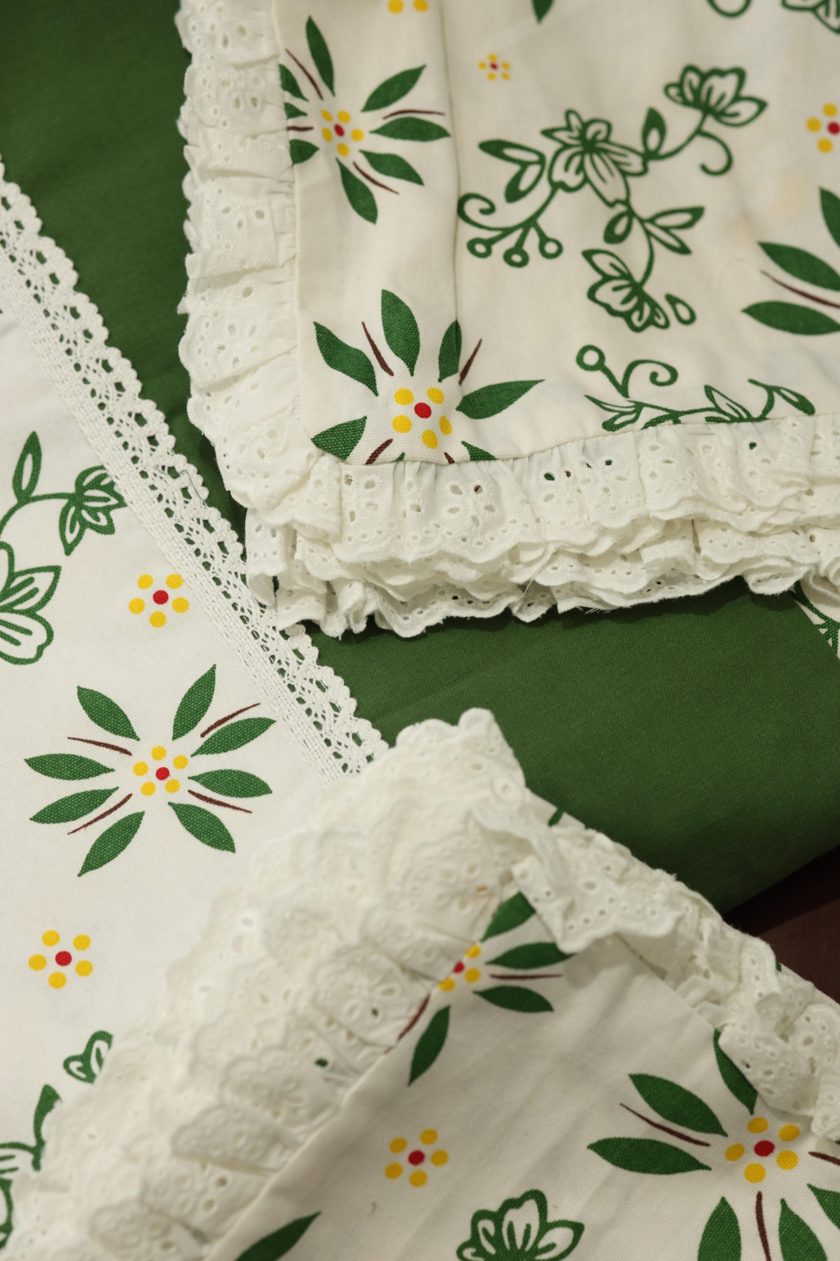 Bedsheets - Premium king printed lace bedsheet with cushion covers Bottle green bud