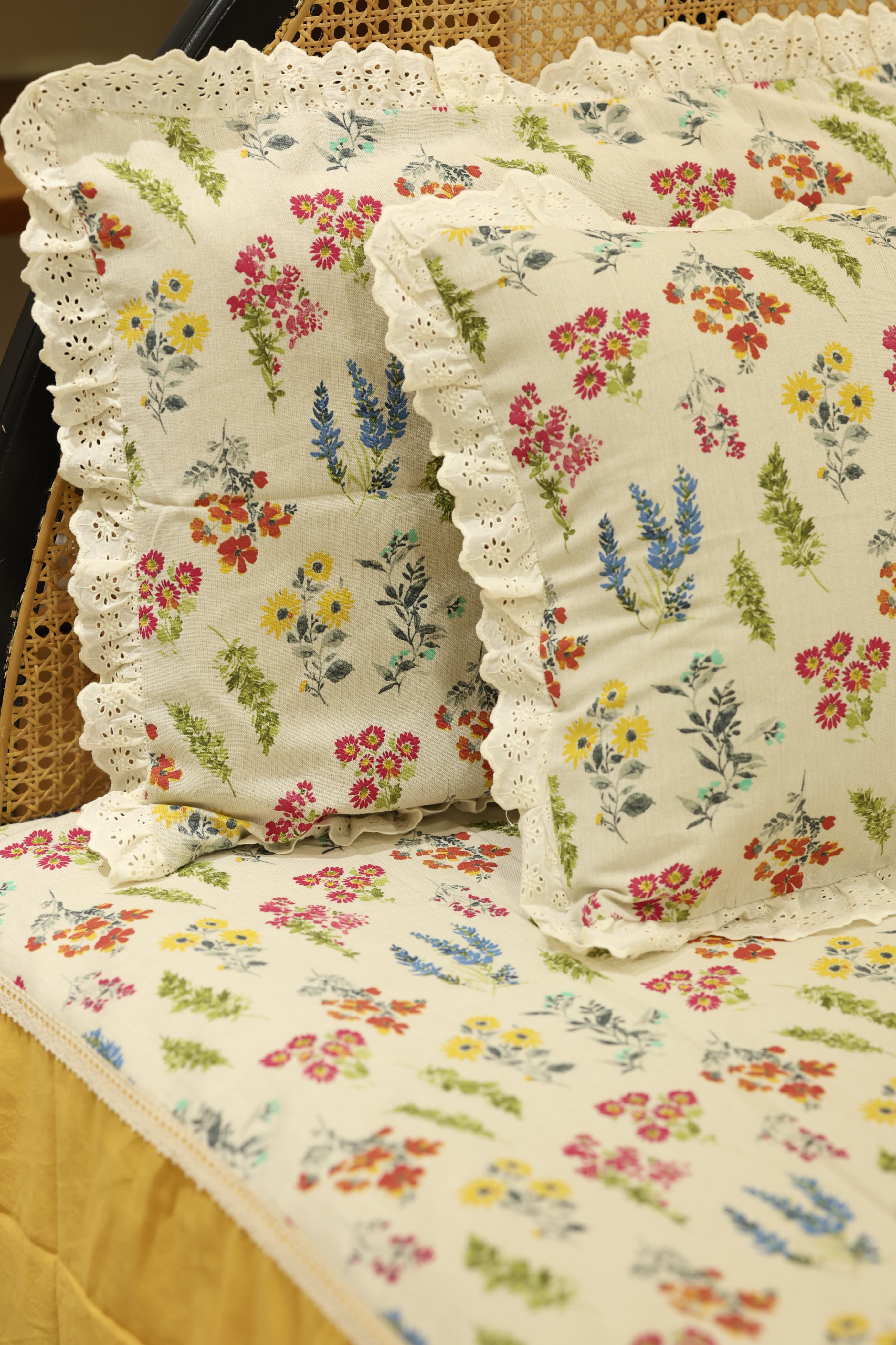 Bedsheets - Premium King floral printed lace bedsheet with cushion covers bud