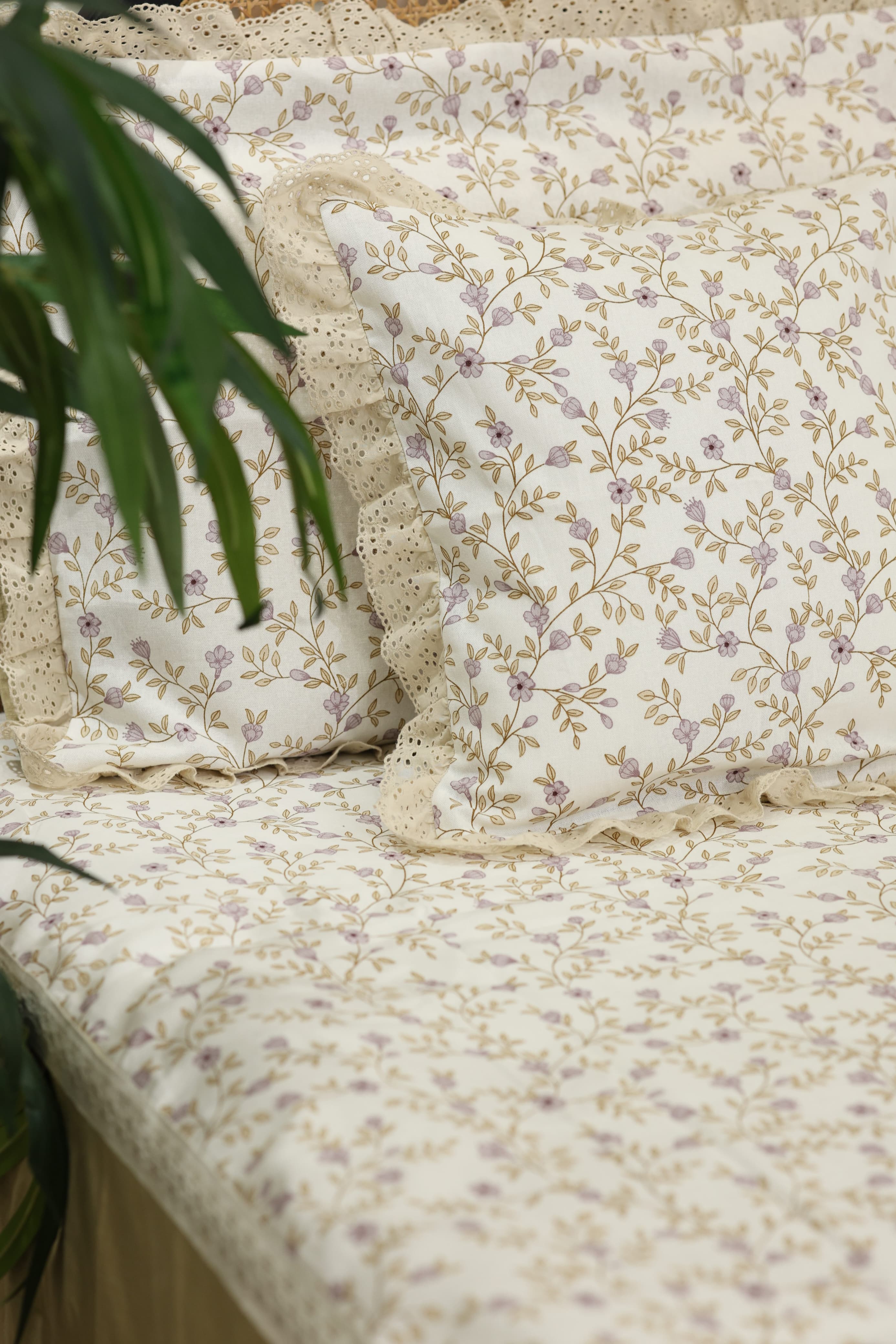 Bedsheets - Premium king floral printed lace bedsheet with cushion covers rose bud