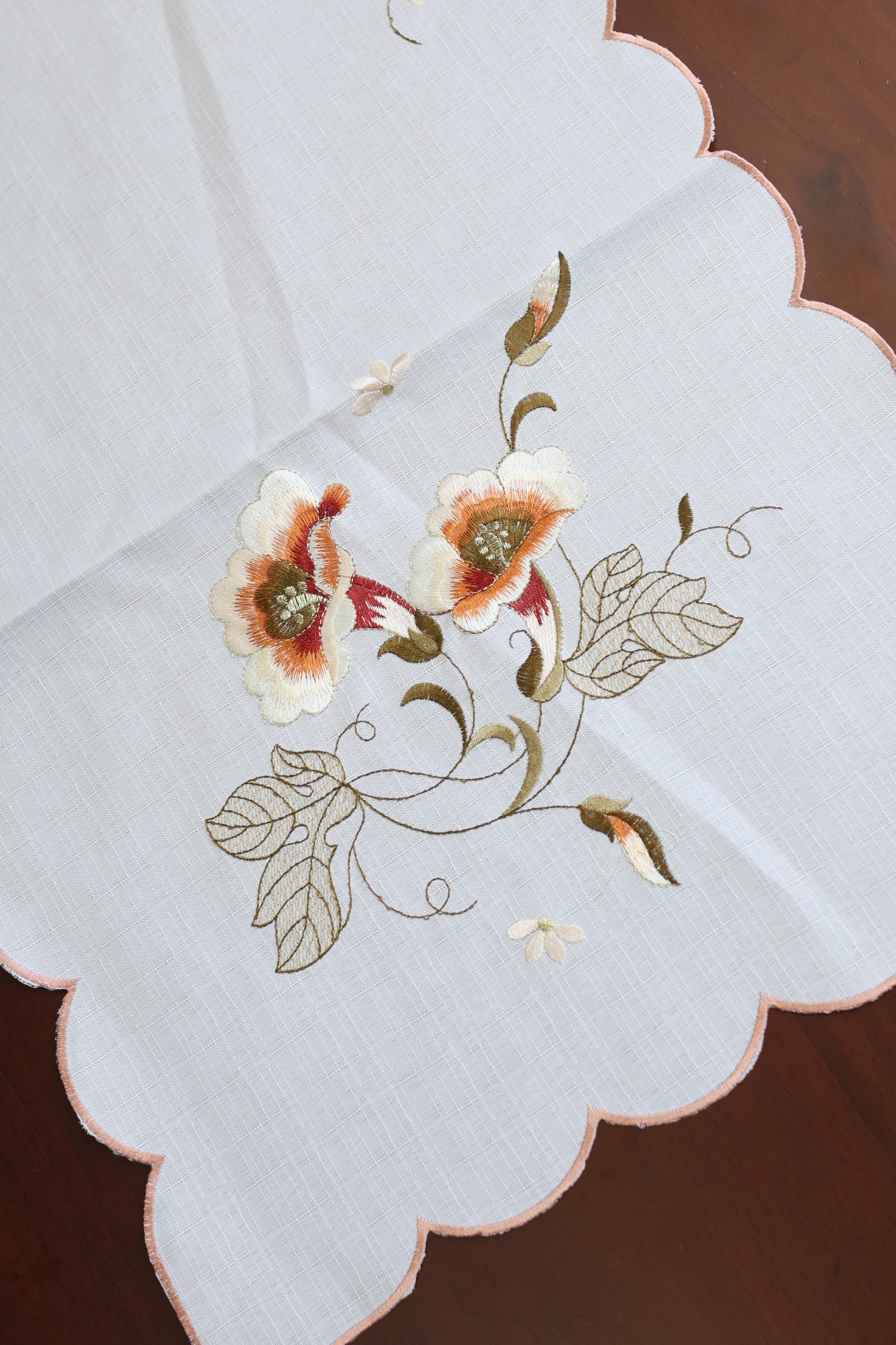 Teapoy Runner - Silky runner / table centre