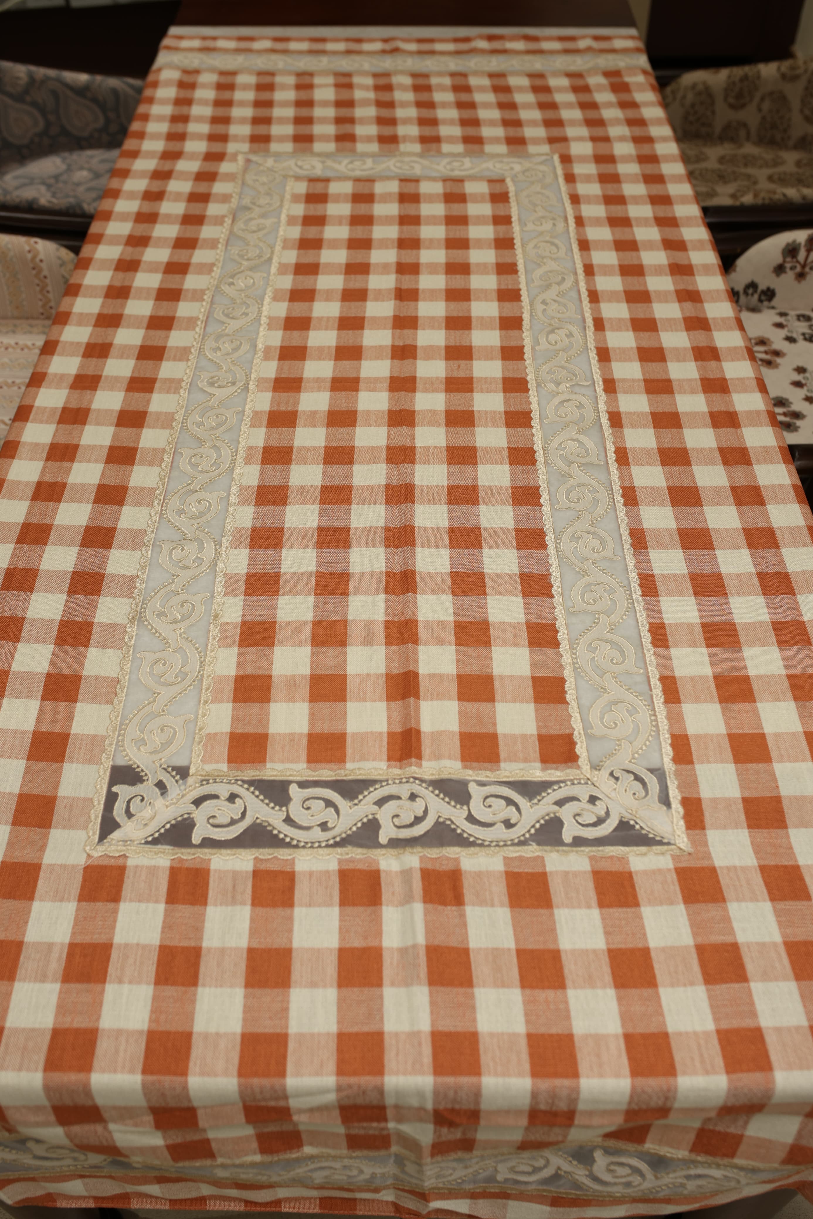 Classic Checkered 6 -Seater Tablecloth with Embroidered Lace Border