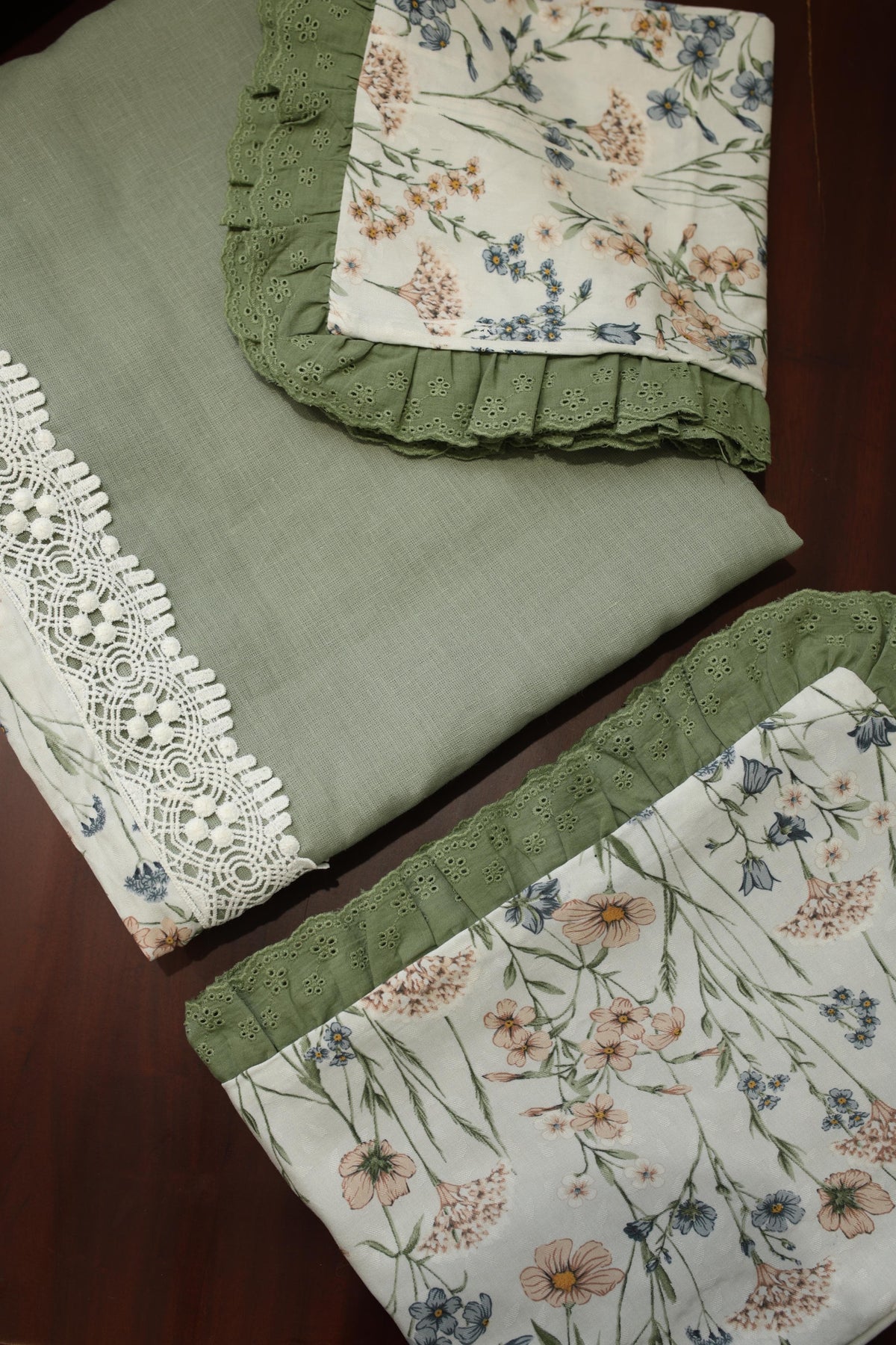 Bedsheets - Premium king floral printed lace bedsheet with cushion covers