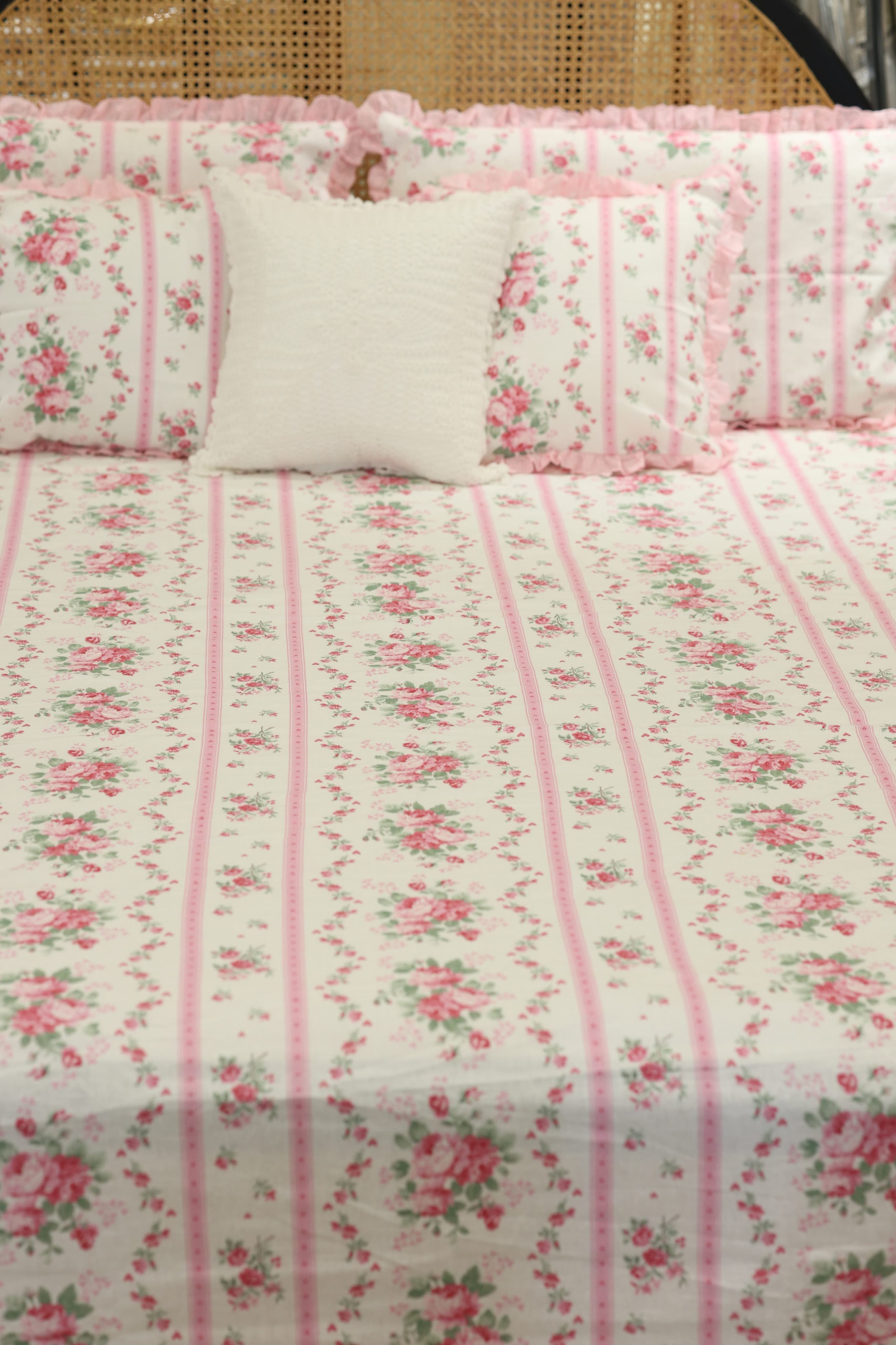 Bedsheets - Premium Queen floral printed lace bedsheet with cushion covers Rose bud
