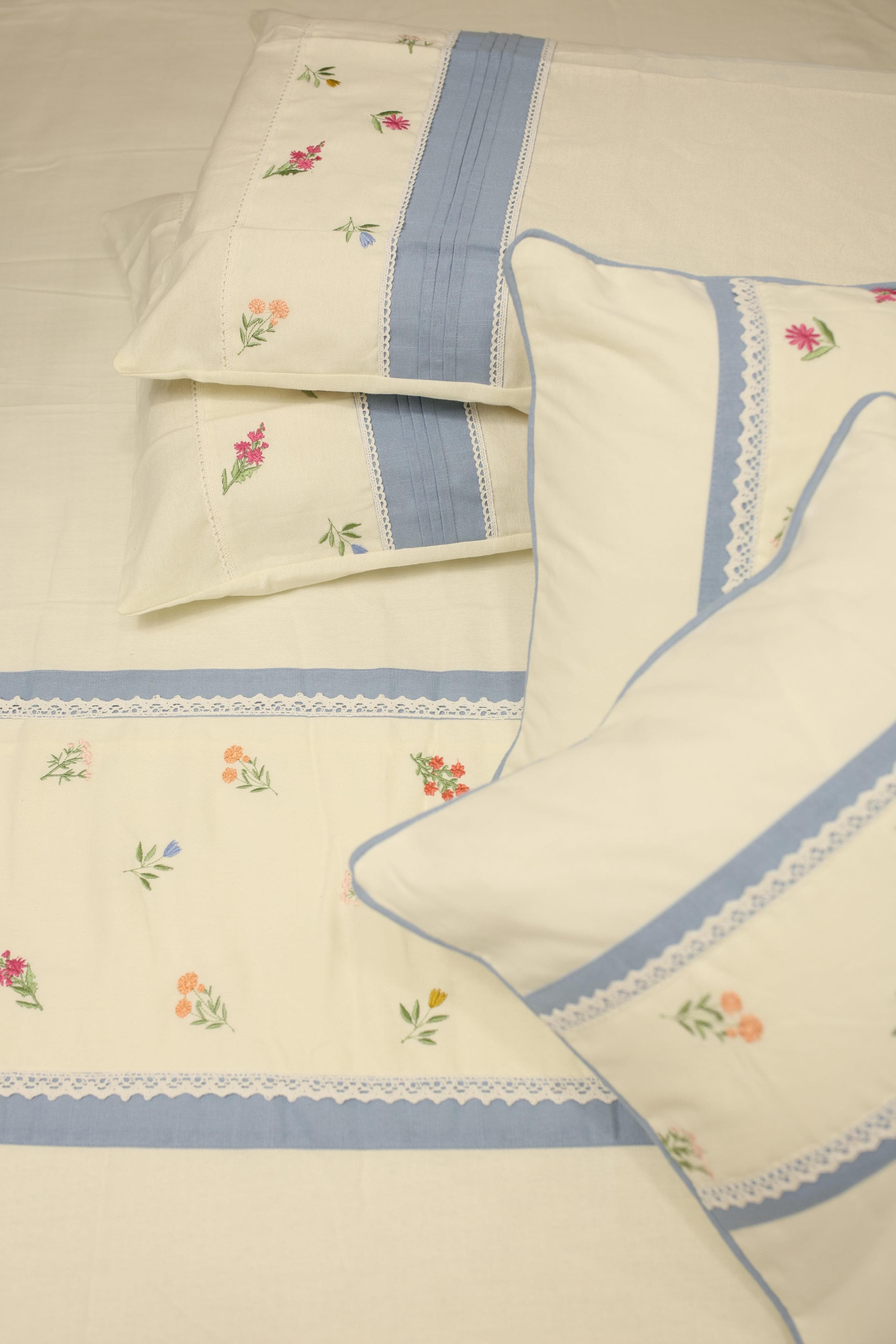 Bedsheets - King premium Machine Embroidery Bedsheet multi
