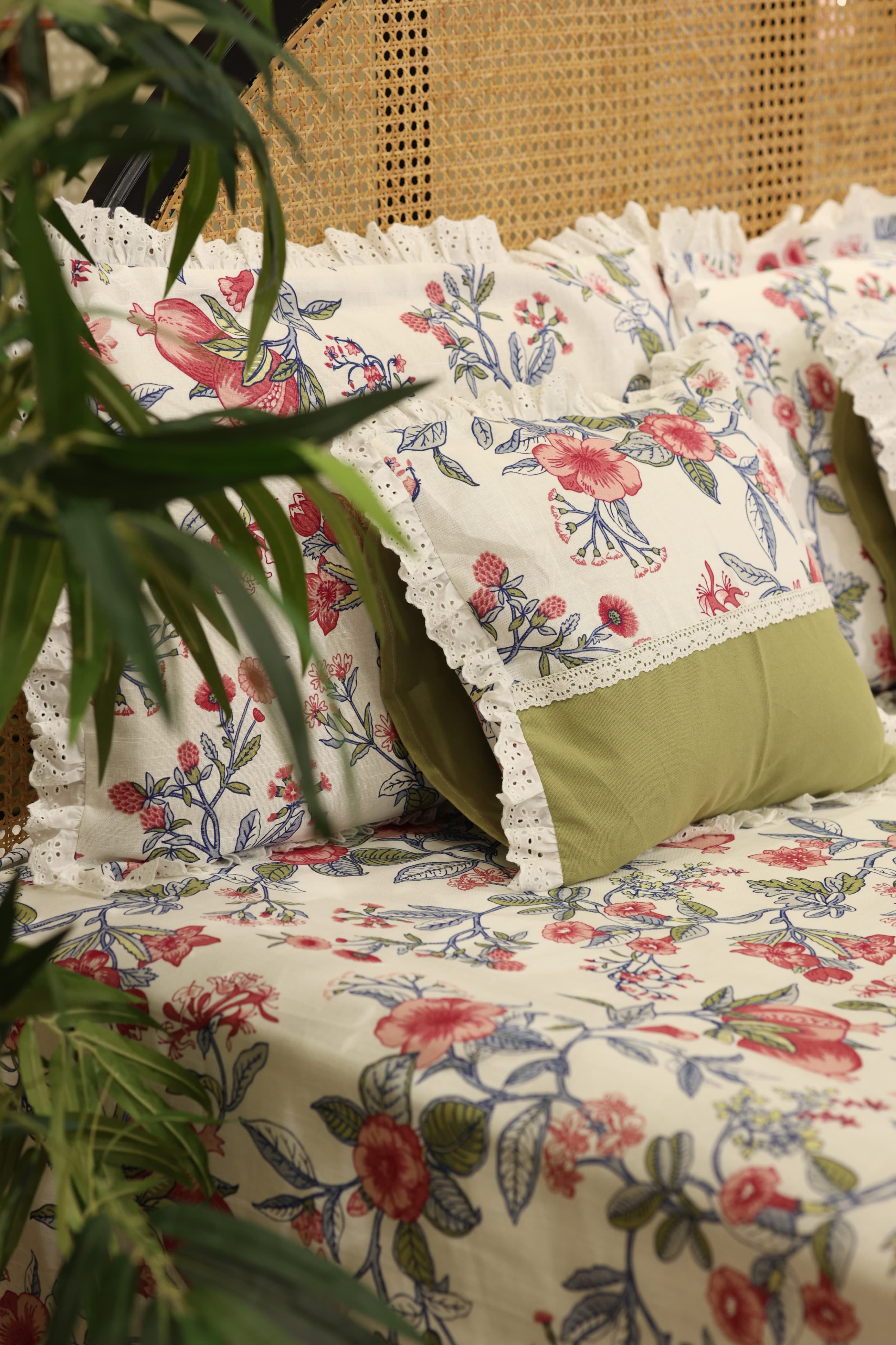 Bedsheets - Premium king floral printed lace bedsheet with cushion covers green bud