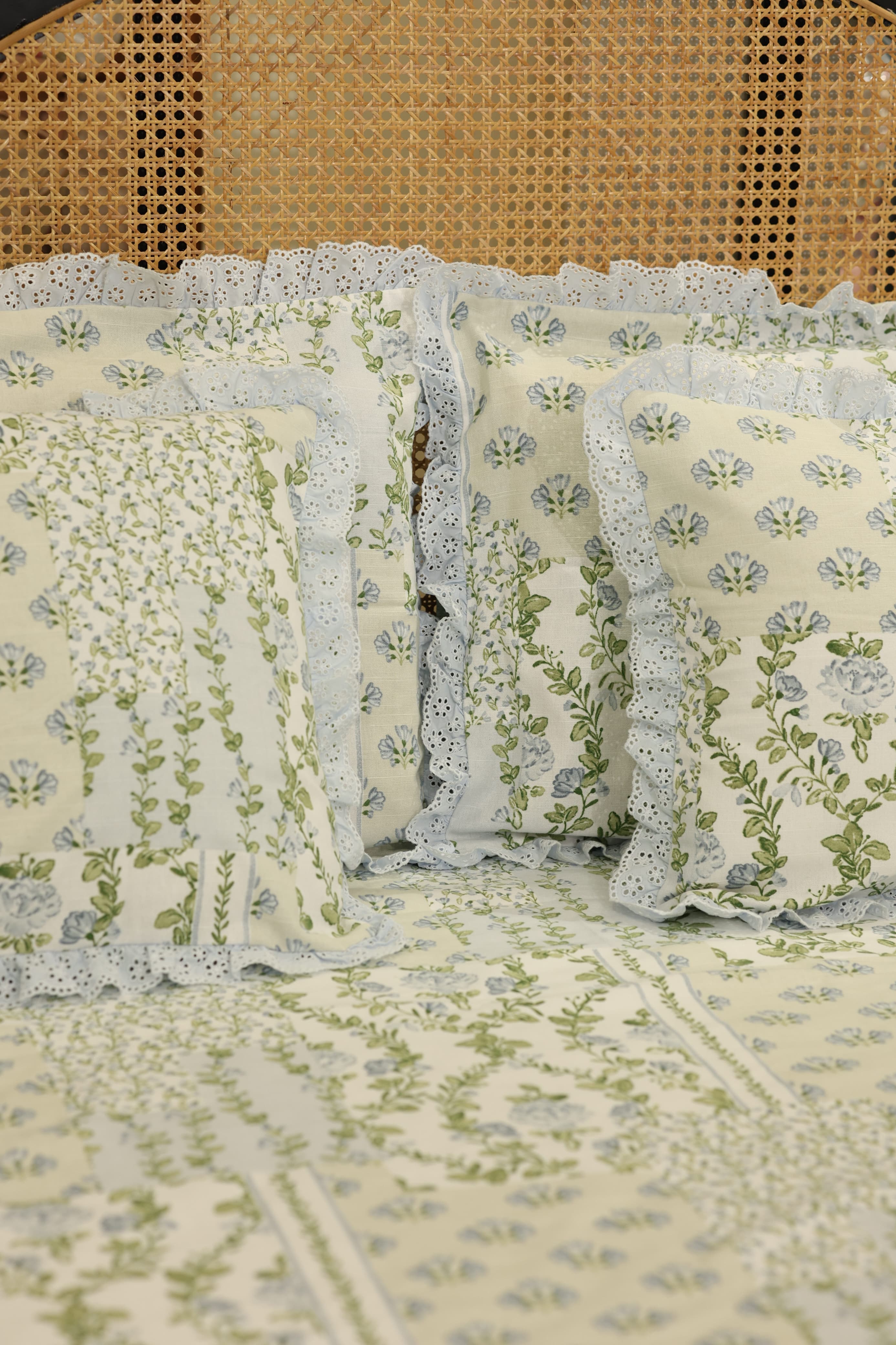 Bedsheets - Premium king floral printed lace bedsheet with cushion covers bud