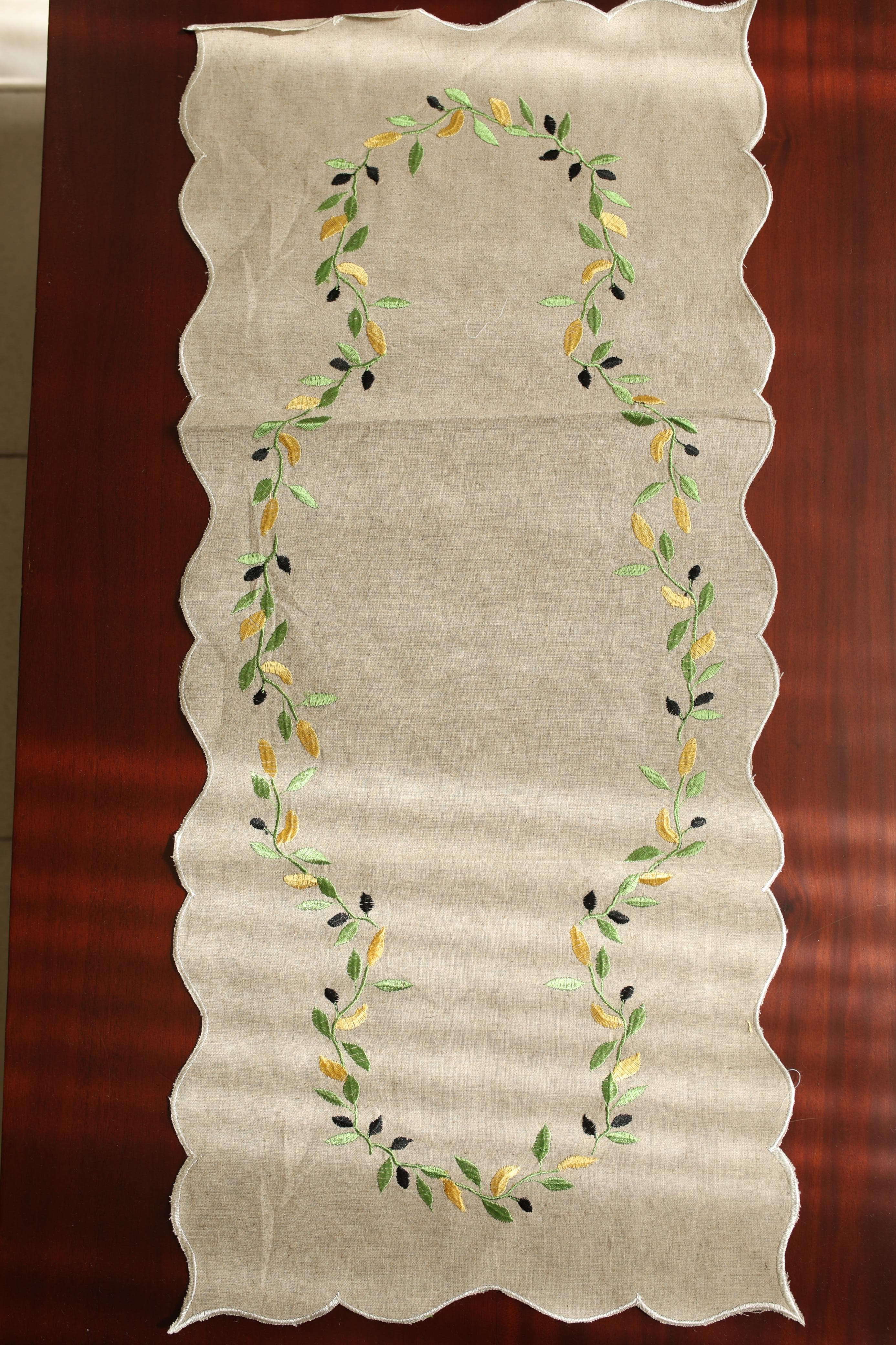 Table Runner - embroidery / Table centre